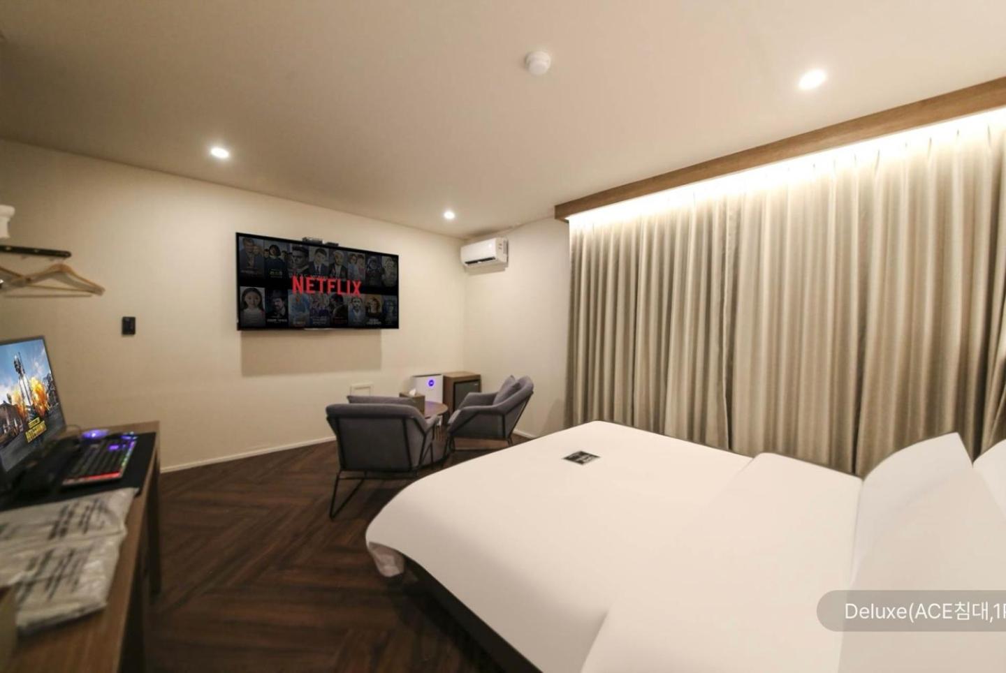 Deluxe Room - Photo 21