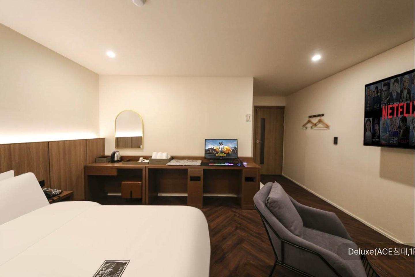 Deluxe Room - Photo 20