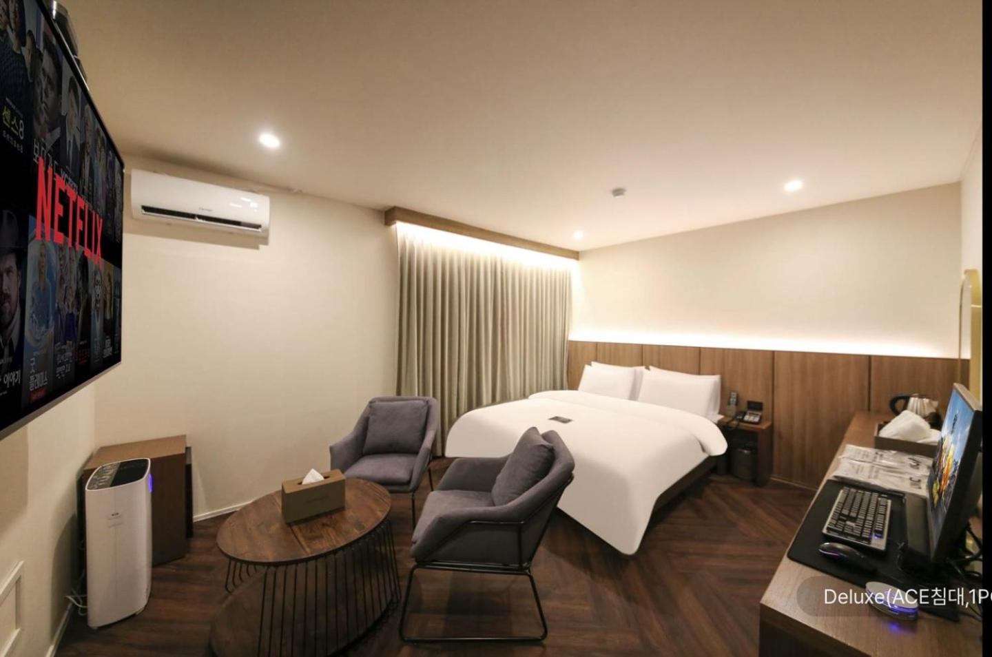Deluxe Room - Photo 22