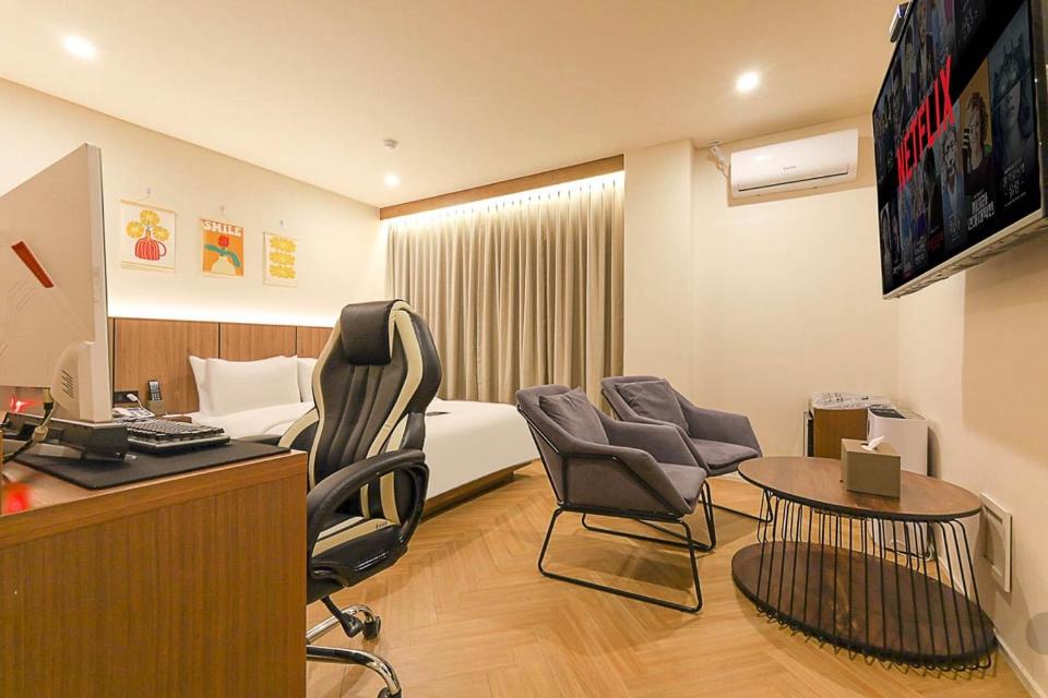Deluxe Room - Photo 24