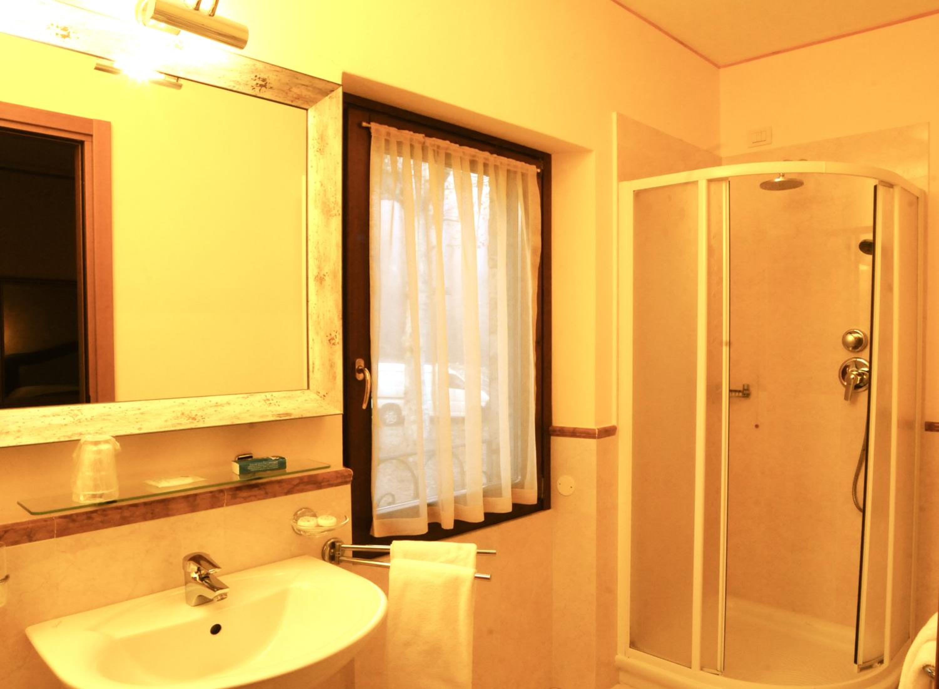 Deluxe Room - Photo 3
