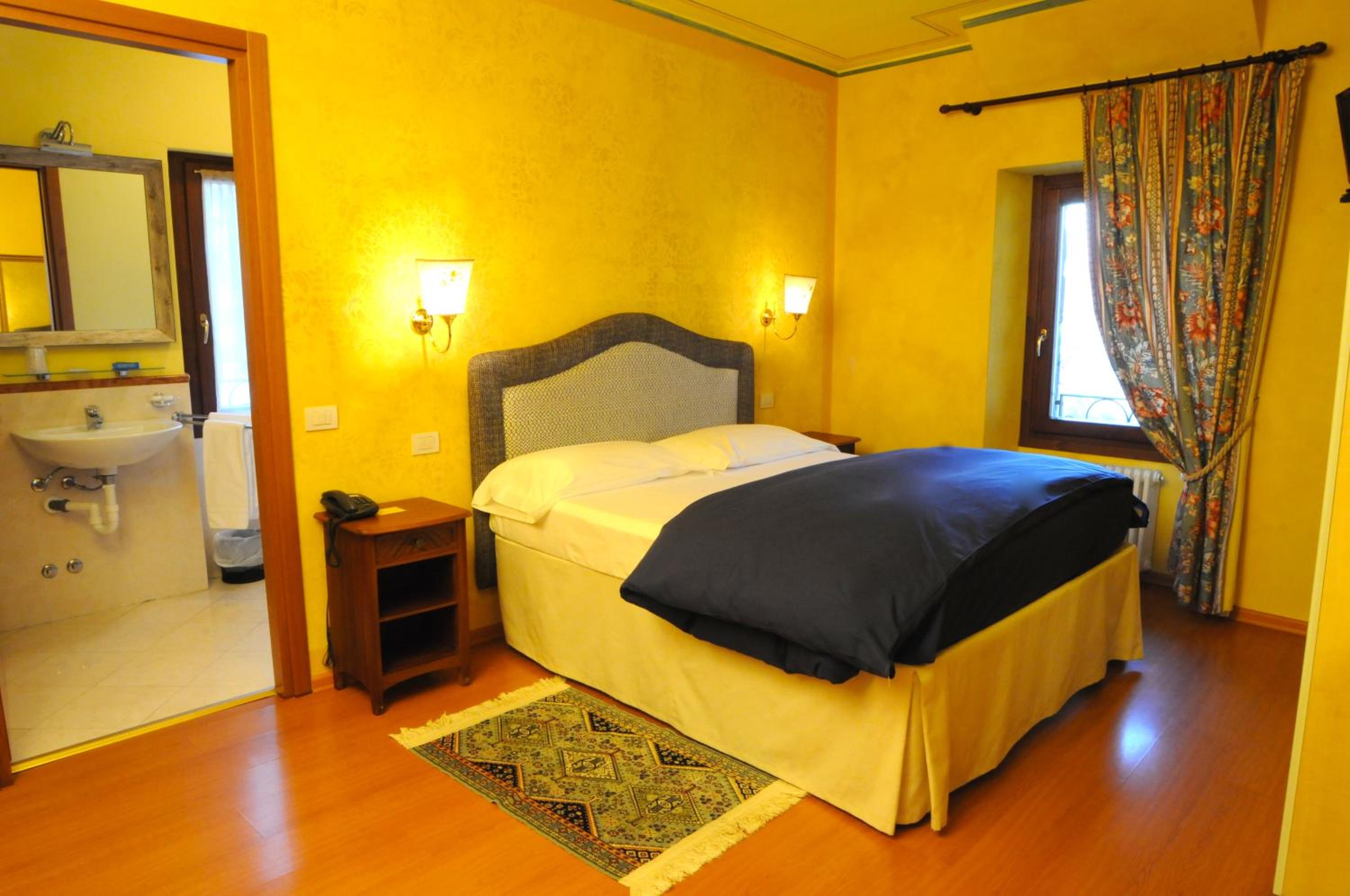 Deluxe Room - Photo 1