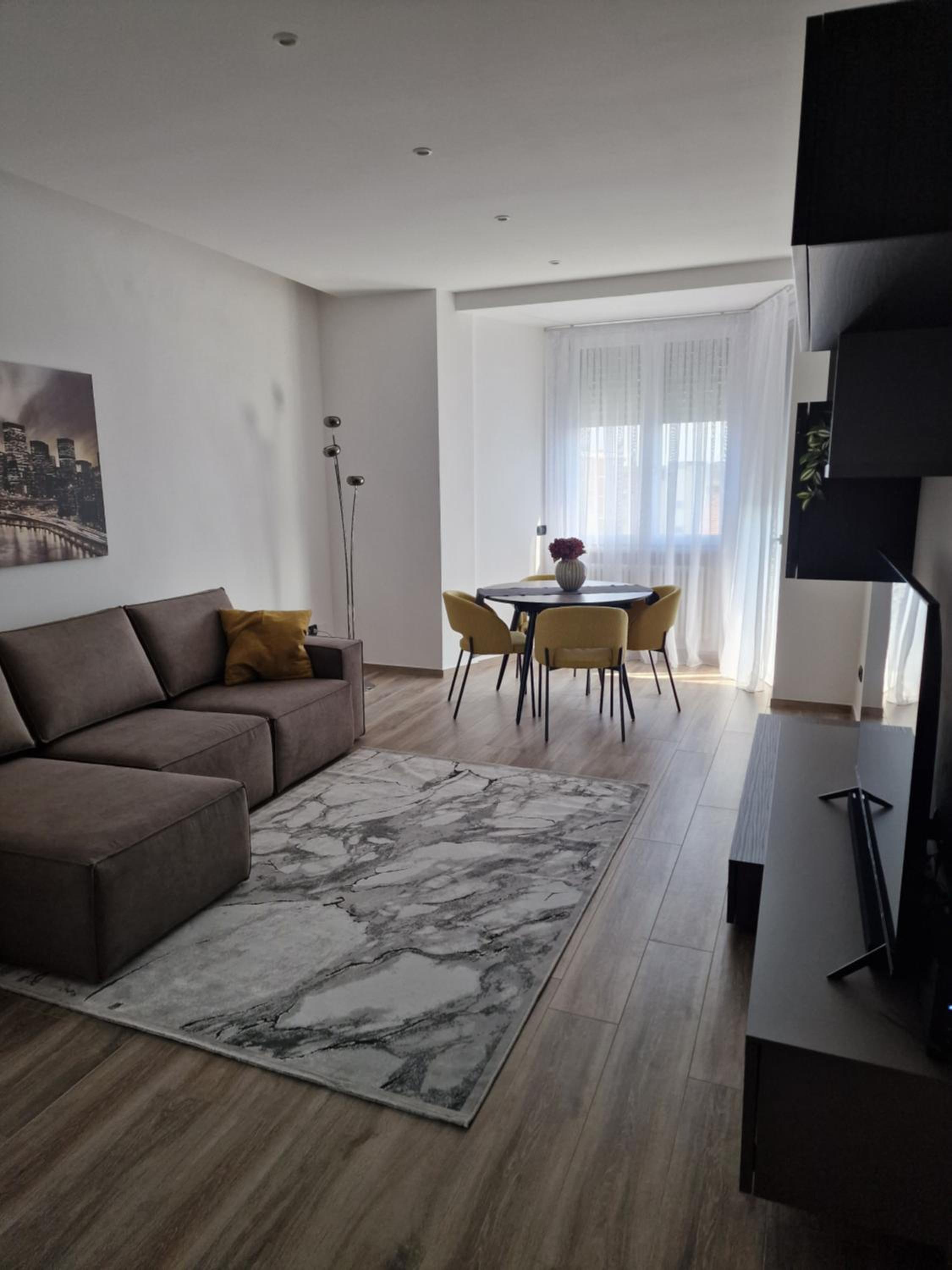 One-Bedroom Apartment photo 1