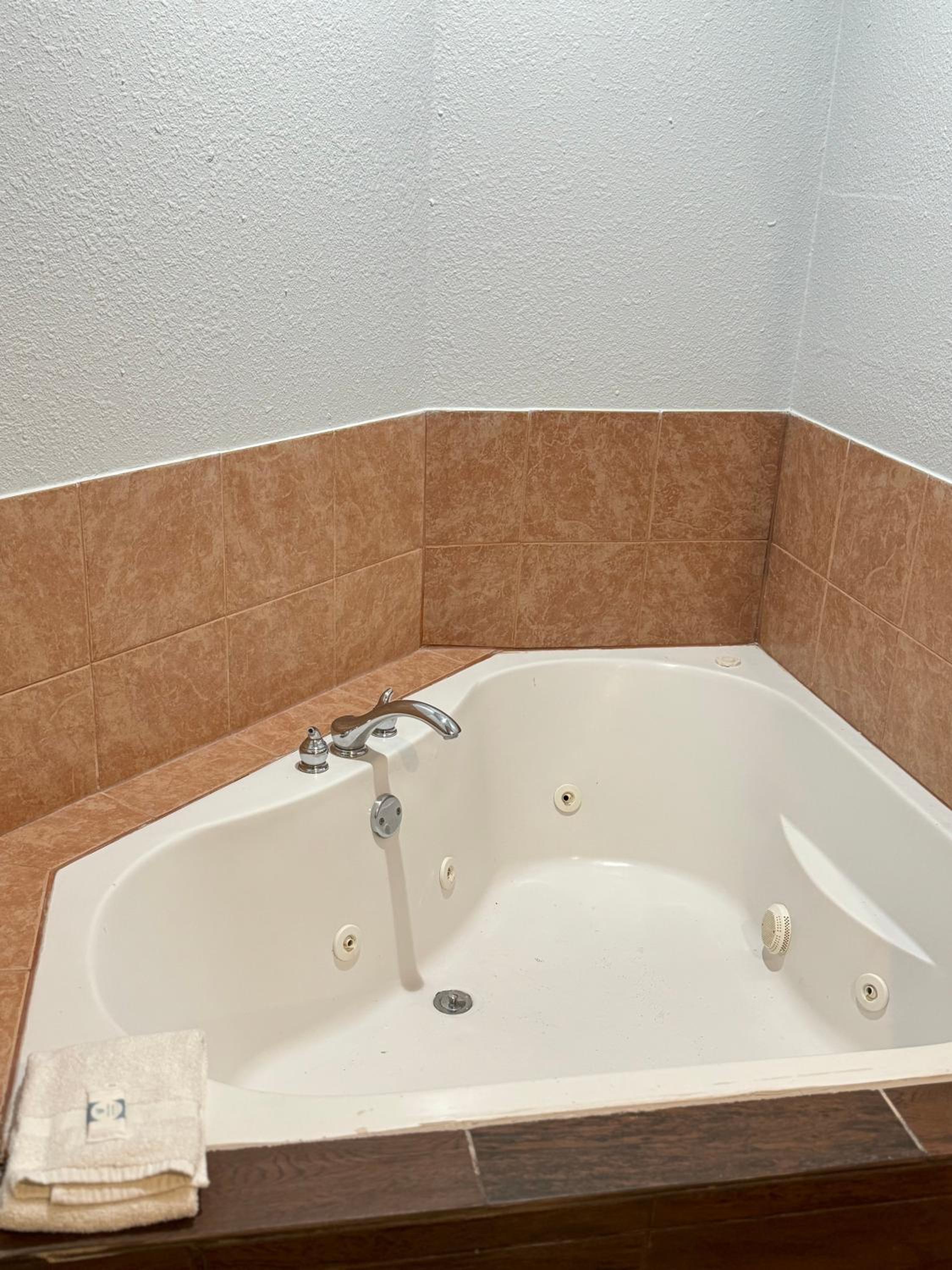 King Suite with Spa Bath - Photo 8