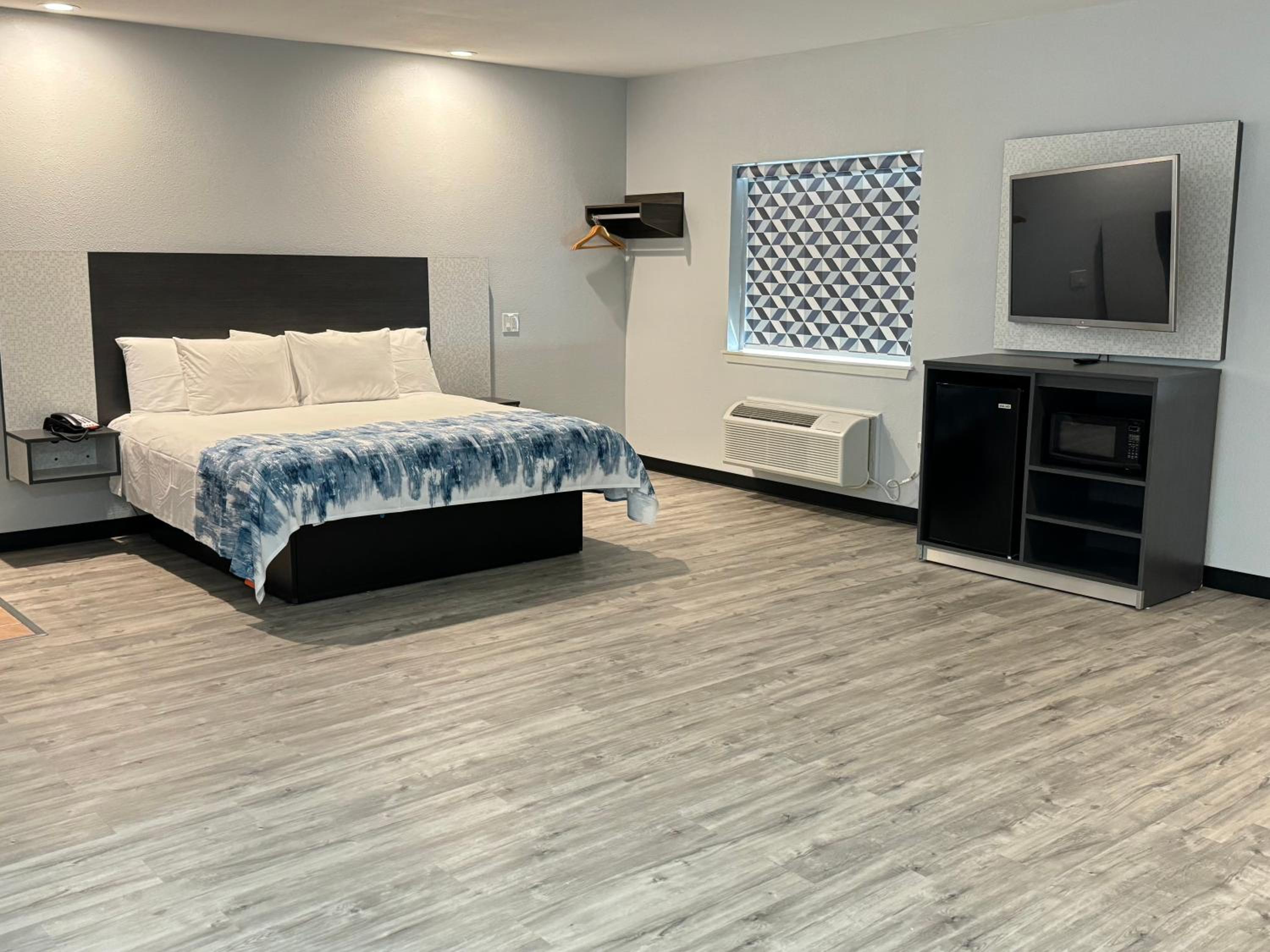 King Suite with Spa Bath - Photo 2