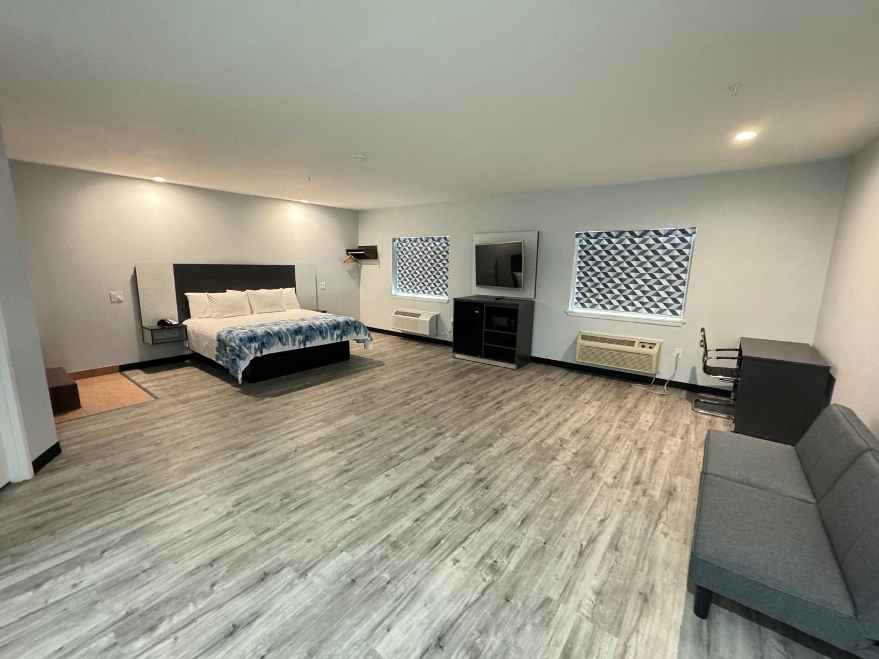 King Suite with Spa Bath - Photo 1