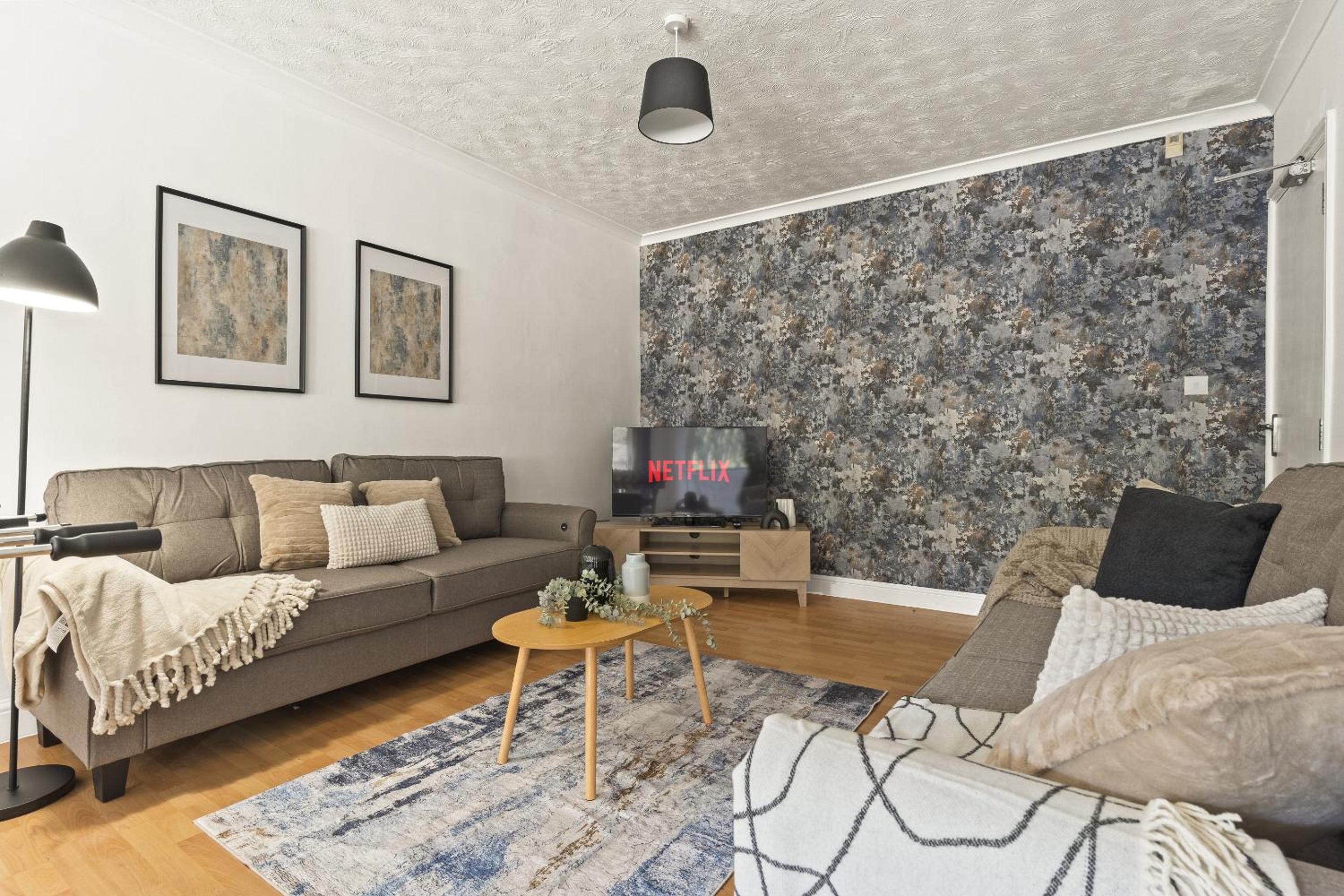 Six-Bedroom House photo 2