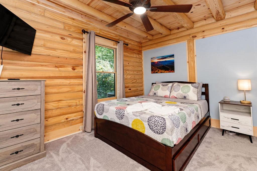 Six-Bedroom House photo 3
