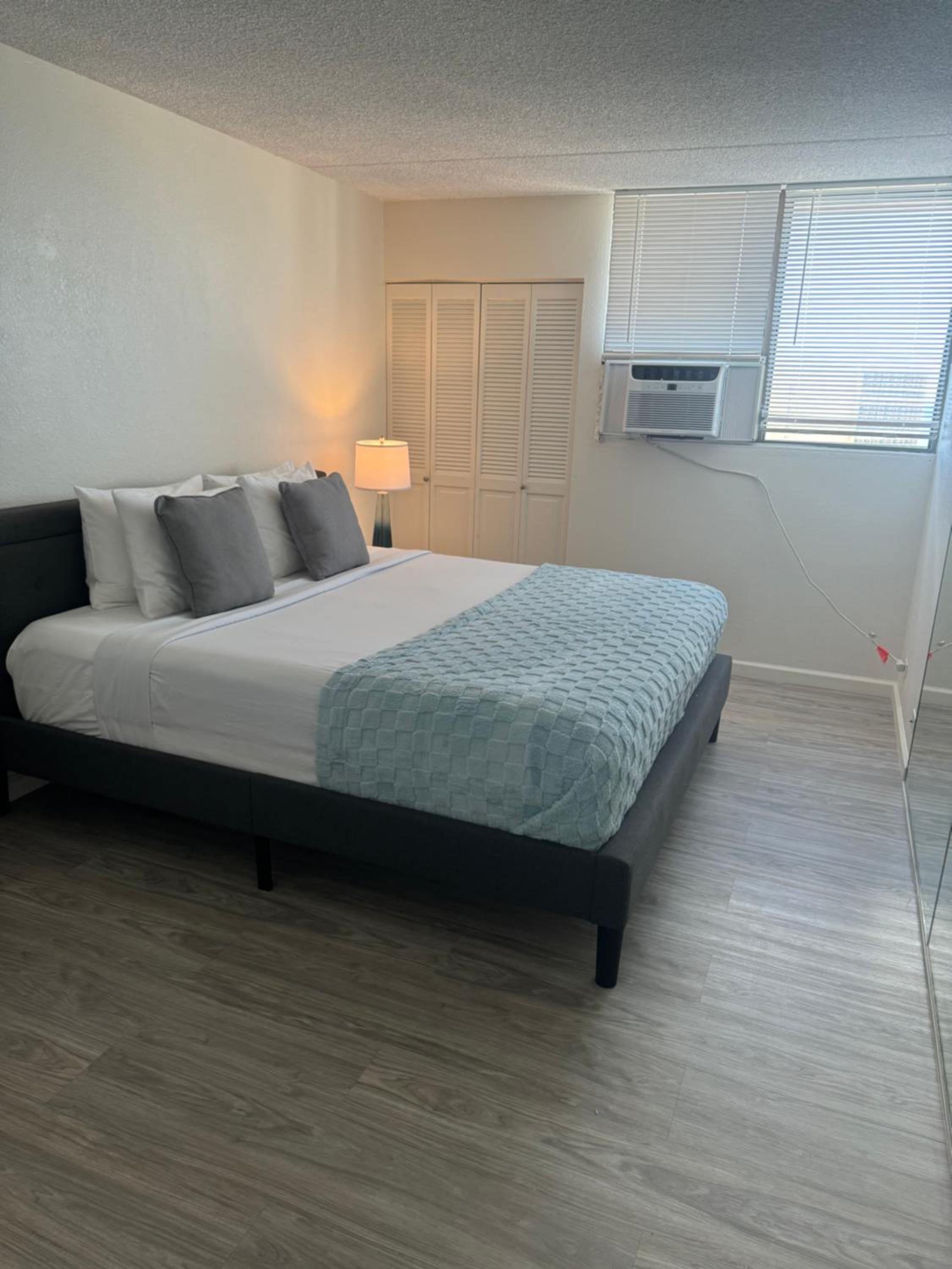 28th Floor Breathtaking Ocean View with a Kitchen-Free Parking-Corner Unit-King Bed: Apartment with Balcony photo