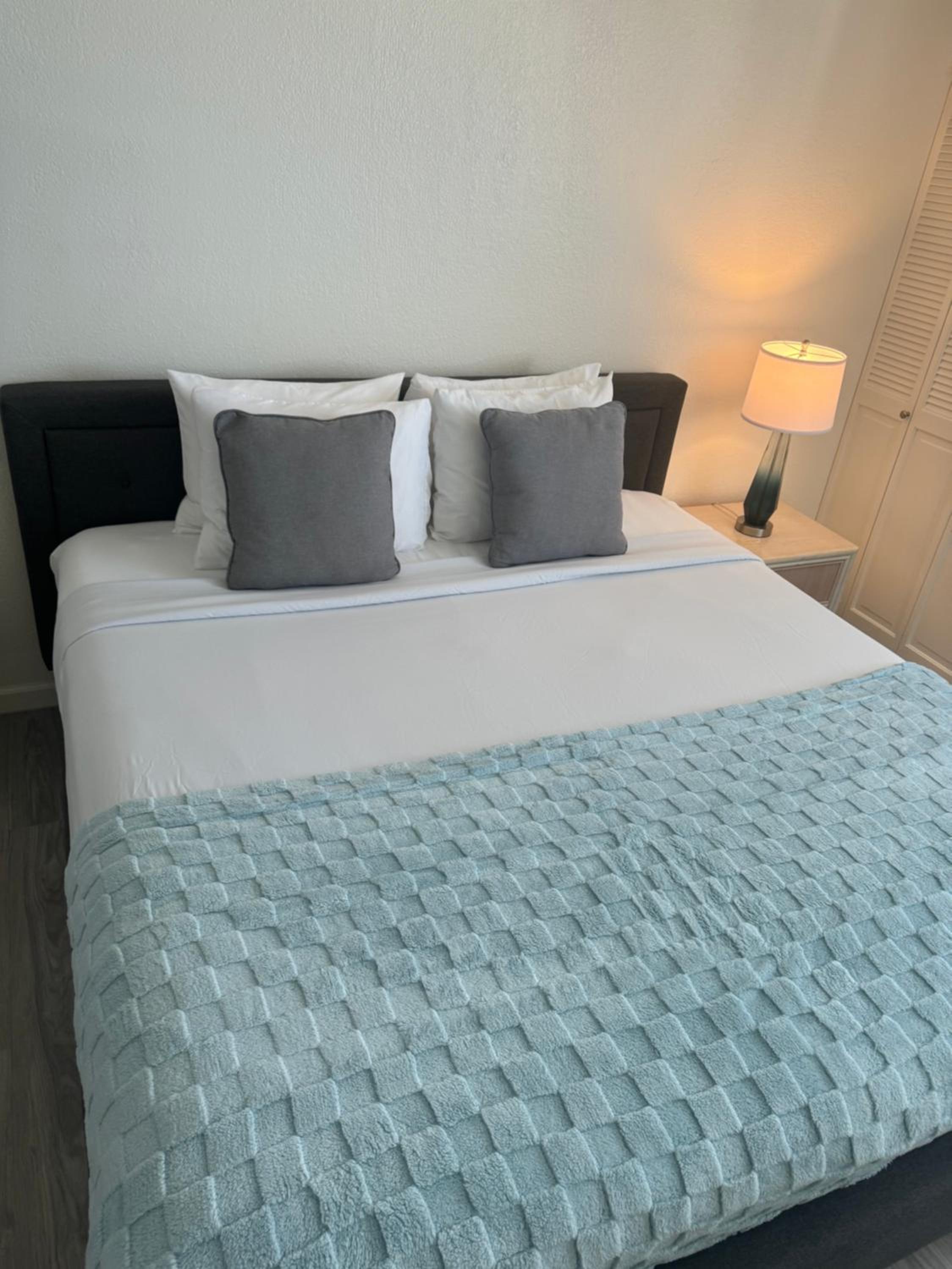28th Floor Breathtaking Ocean View with a Kitchen-Free Parking-Corner Unit-King Bed: Apartment with Balcony photo