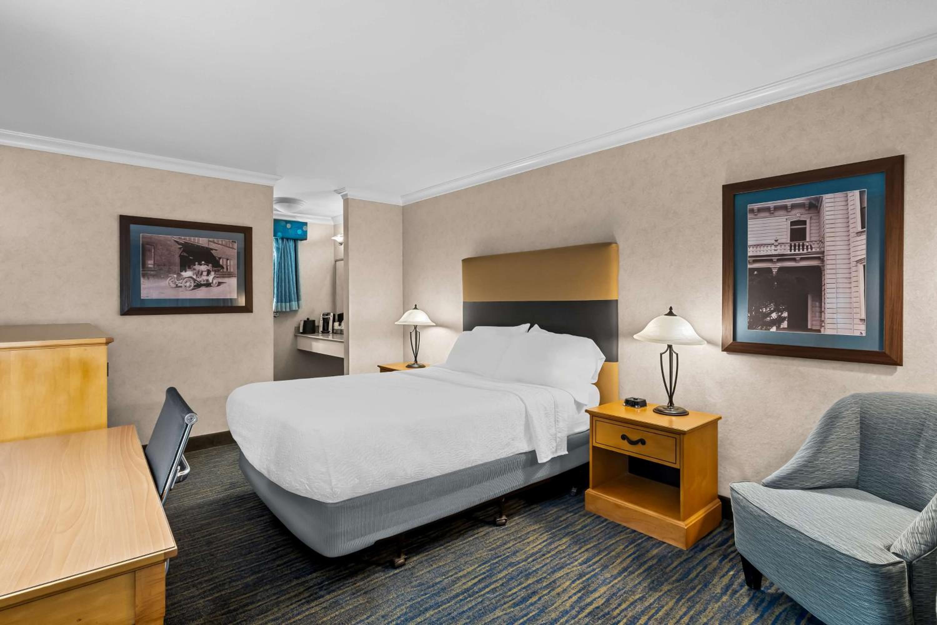 Queen Room photo 1