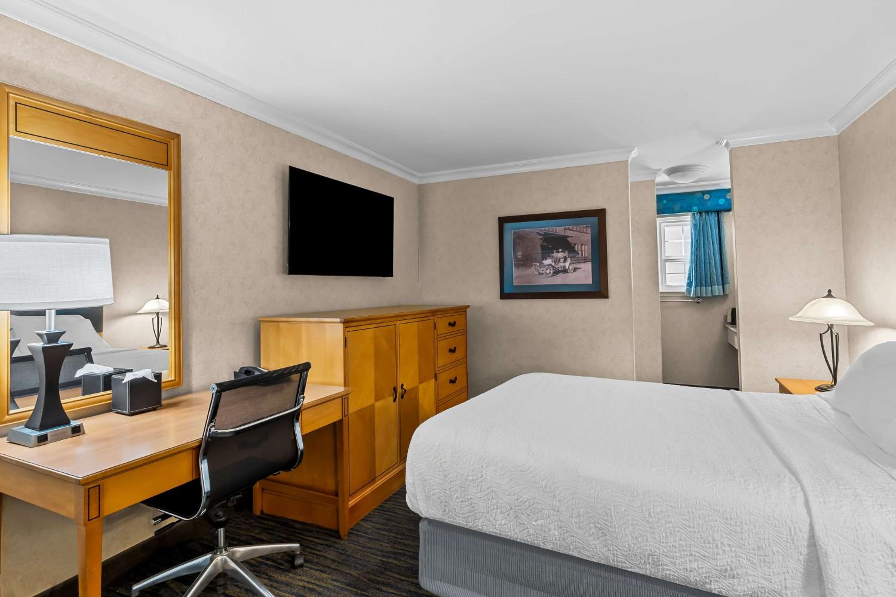 Queen Room photo 2