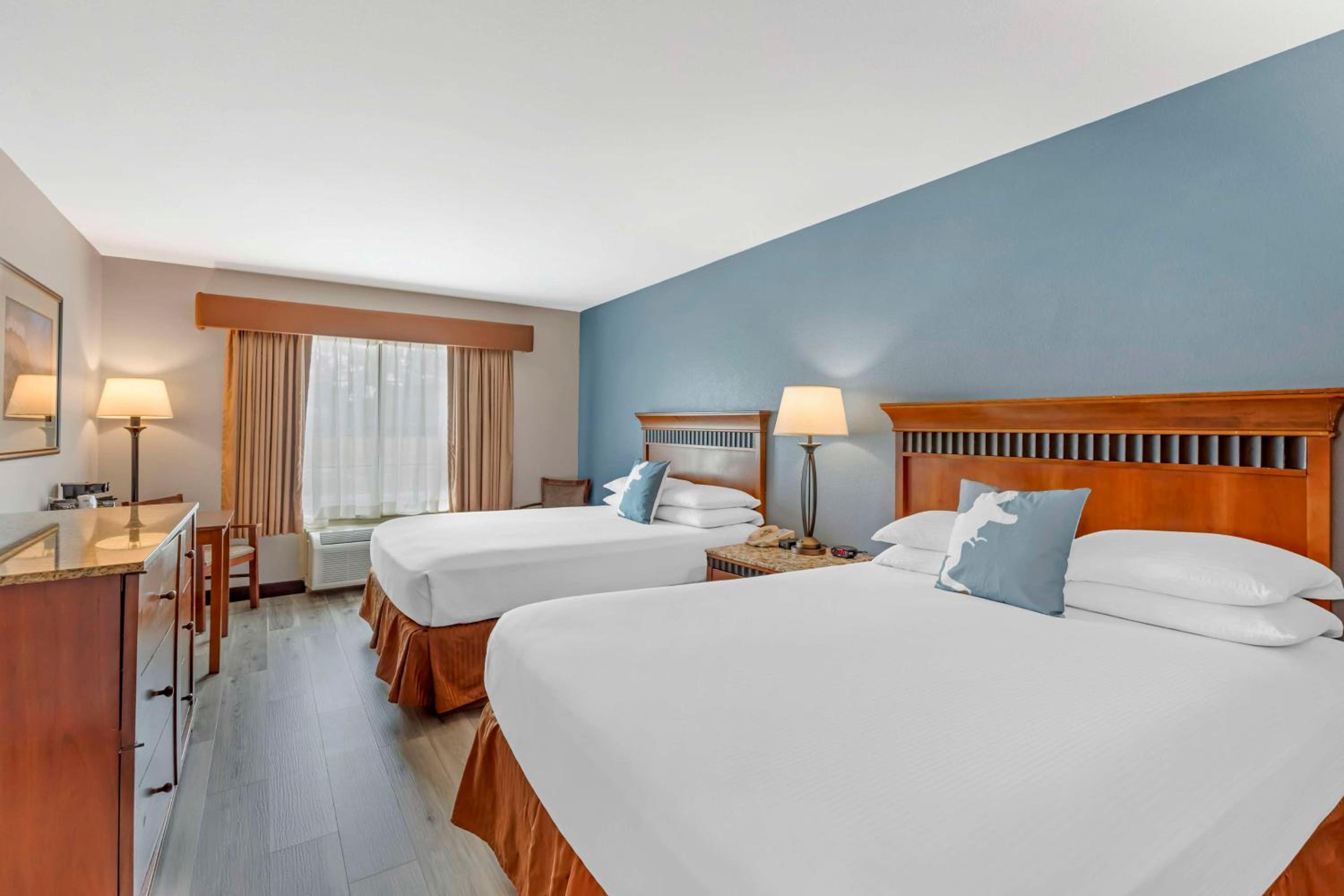 Queen Room with Two Queen Beds - Non-Smoking - Photo 2