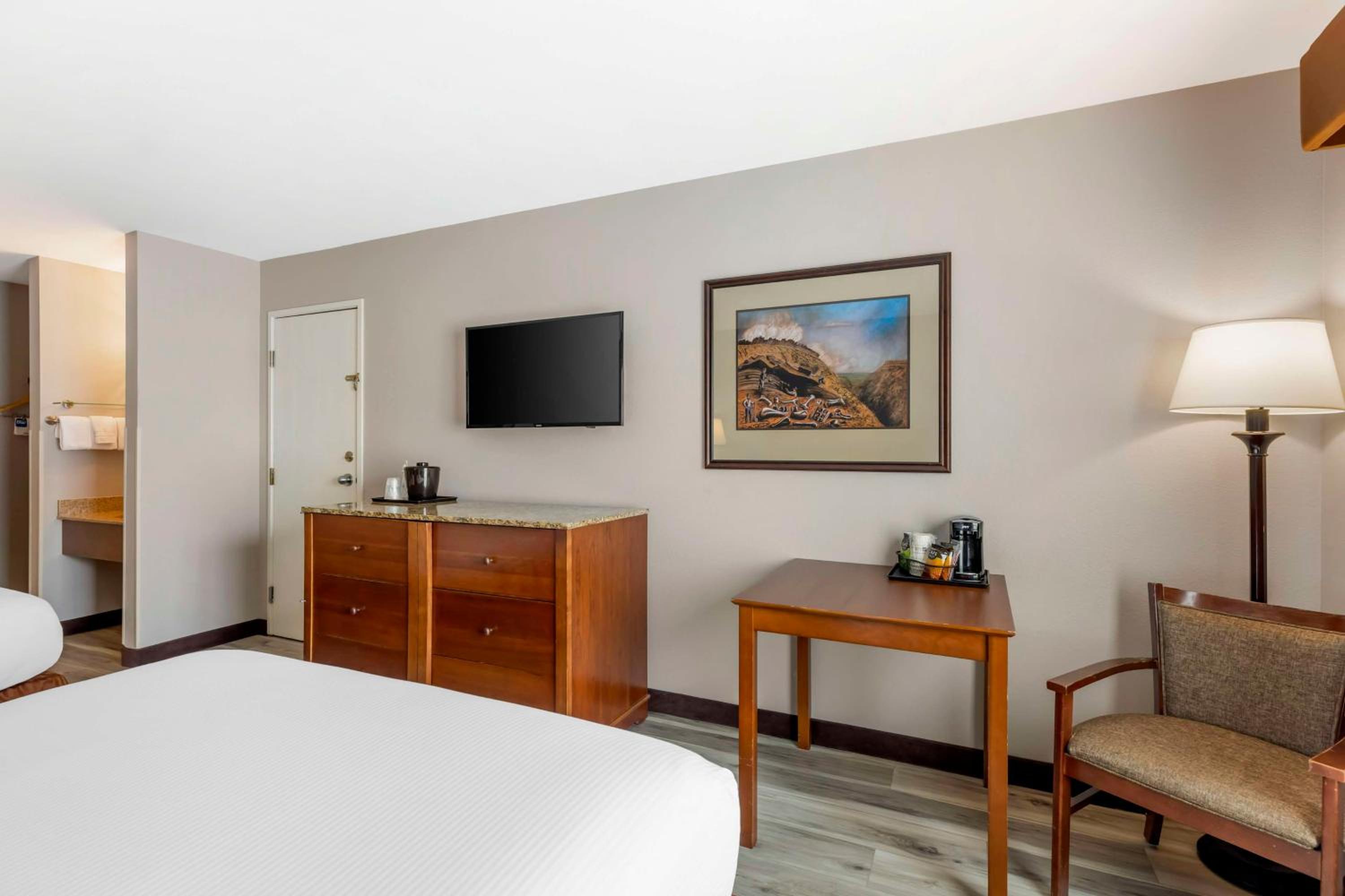 Queen Room with Two Queen Beds - Non-Smoking - Photo 9