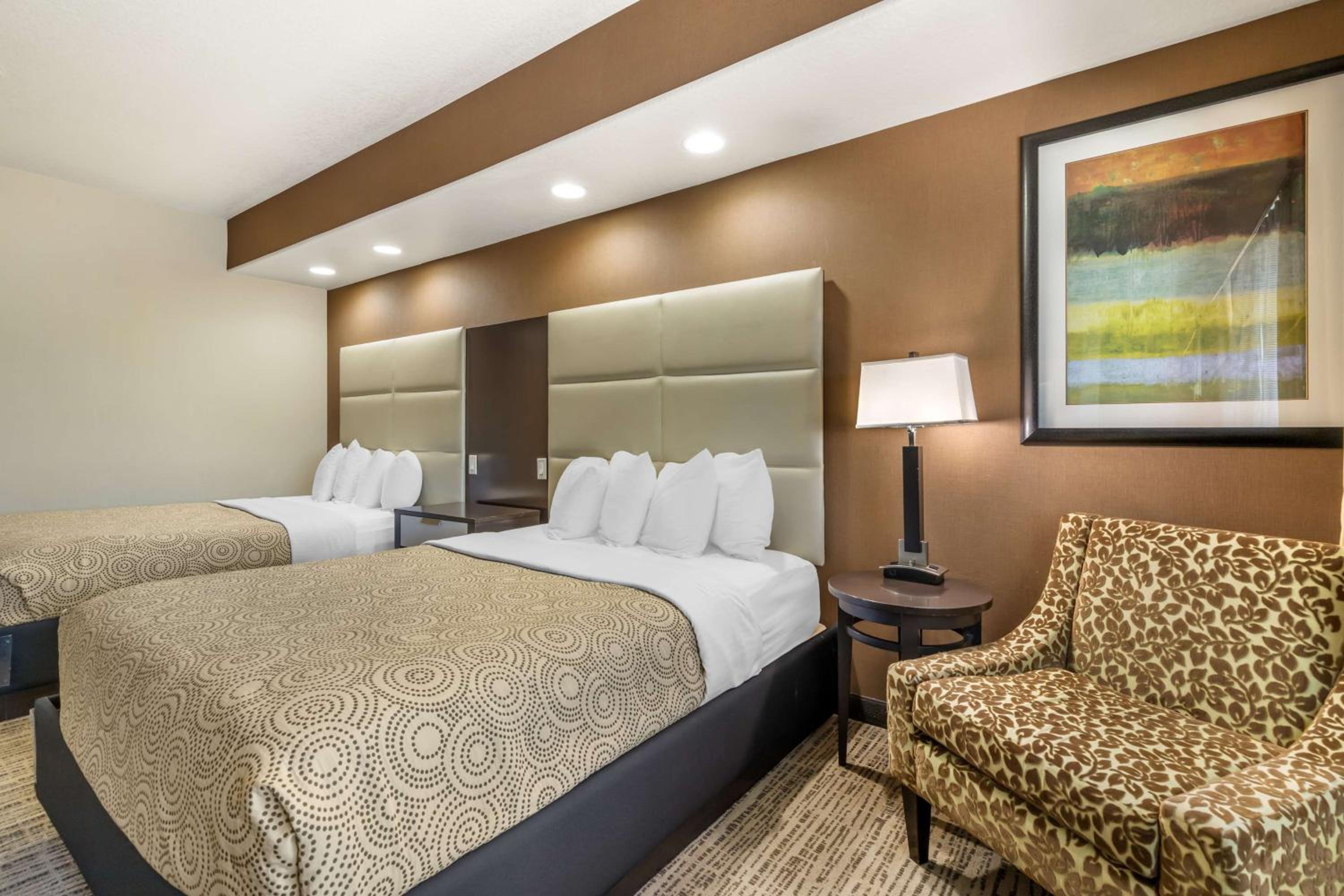 Queen Room with Two Queen Beds - Photo 4