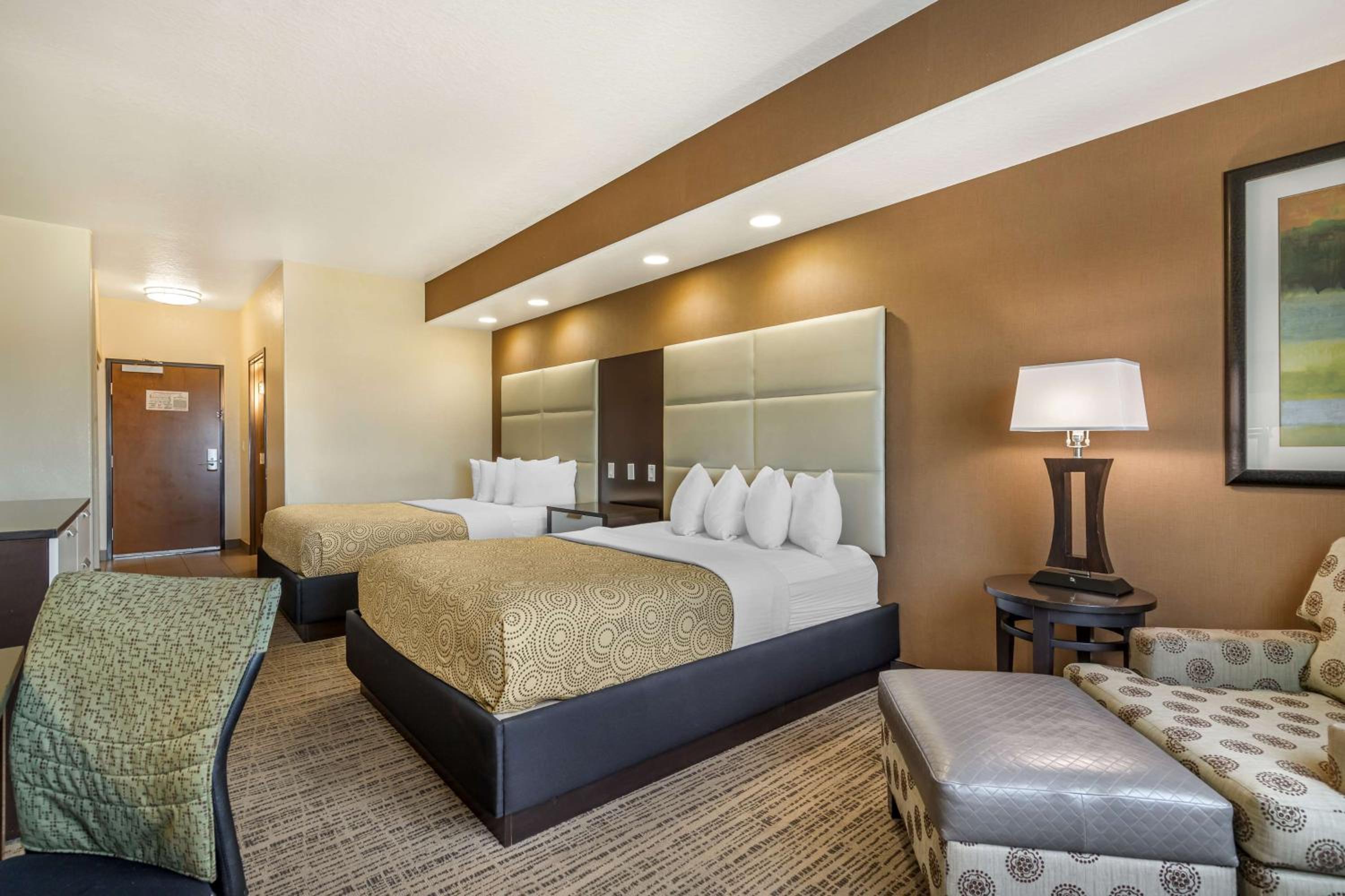 Queen Room with Two Queen Beds - Photo 2