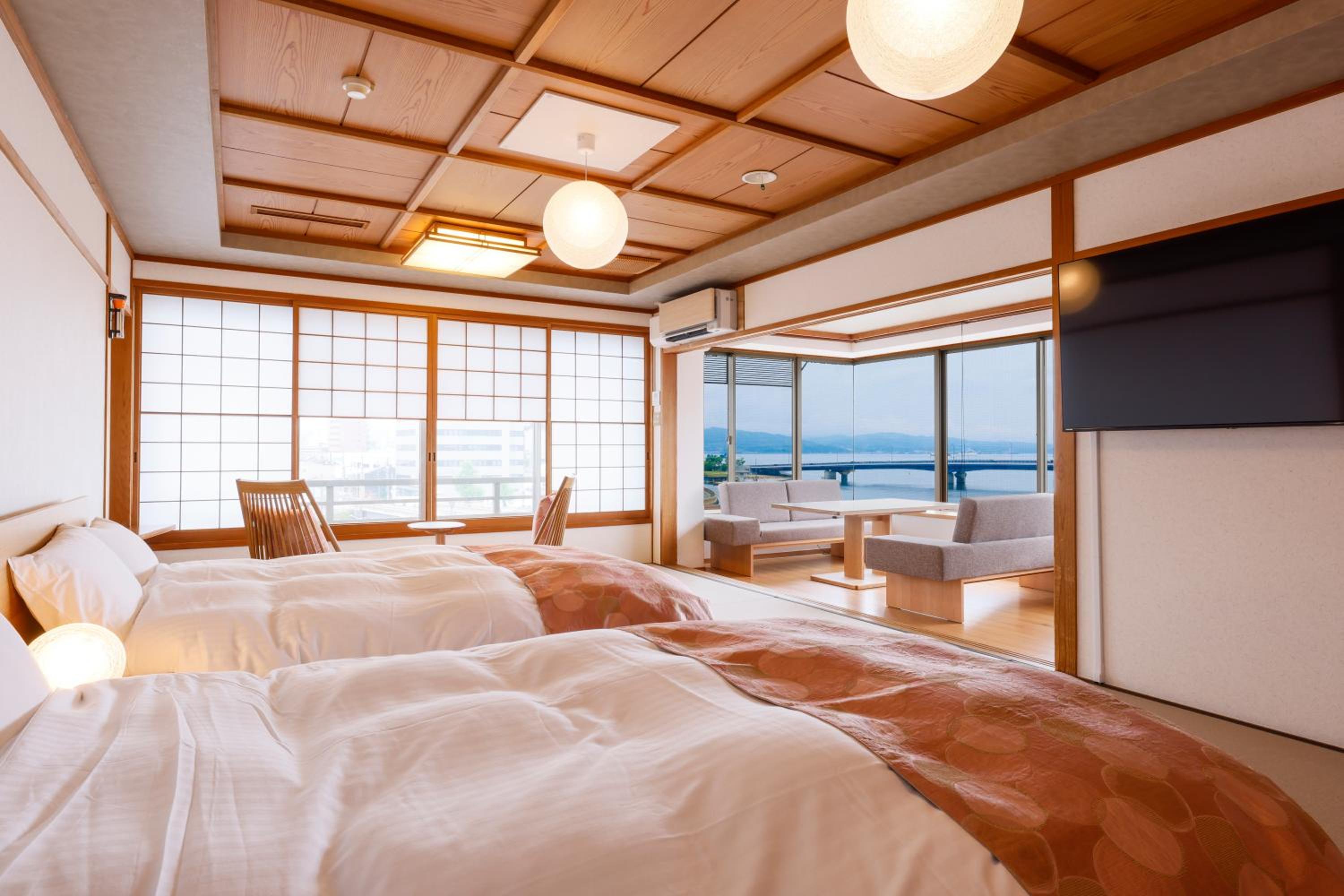 Twin Room with Lake View - Photo 1