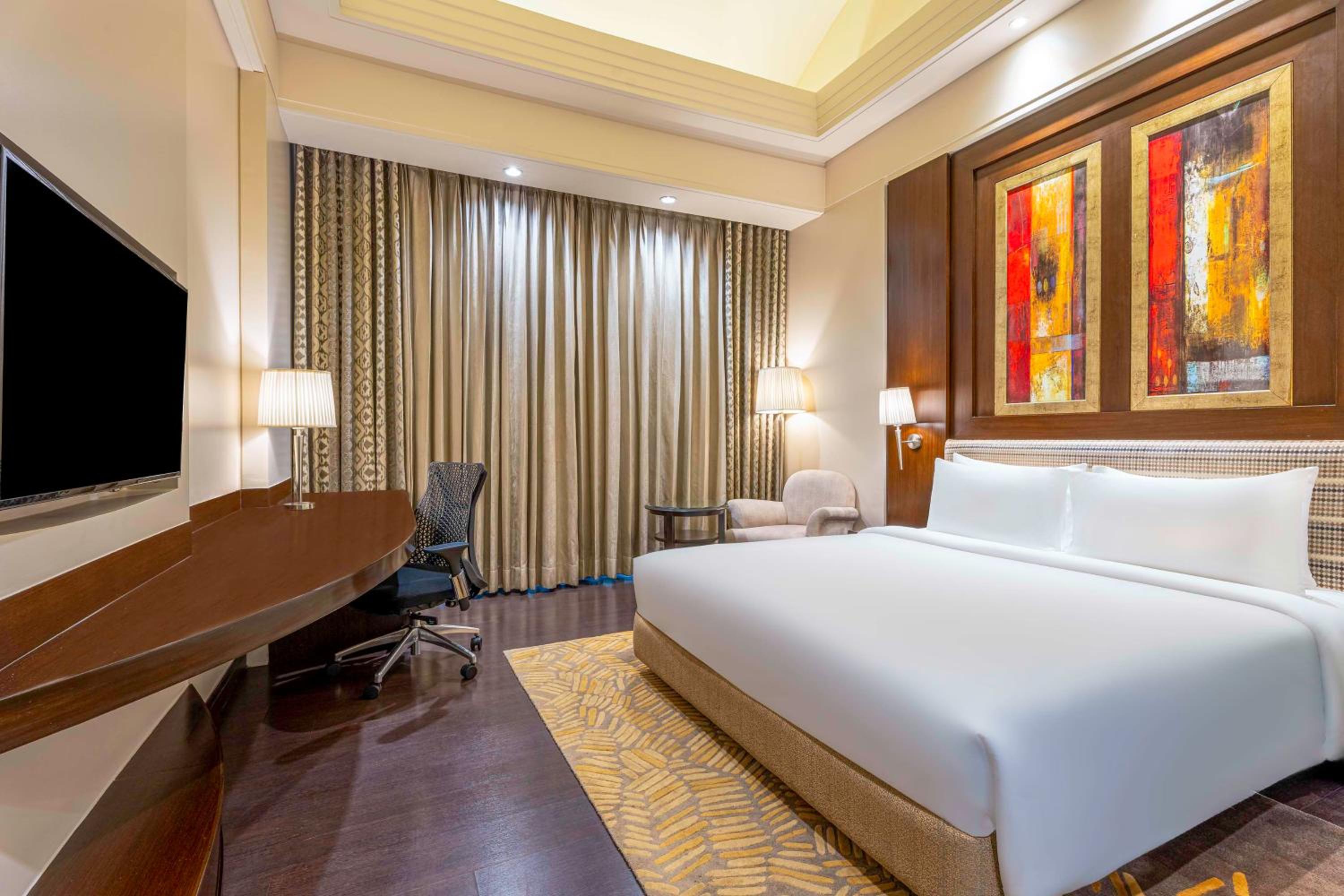 Business Room with Two Way Airport Transfers and 15% discount on Food and Soft beverage  - Photo 1
