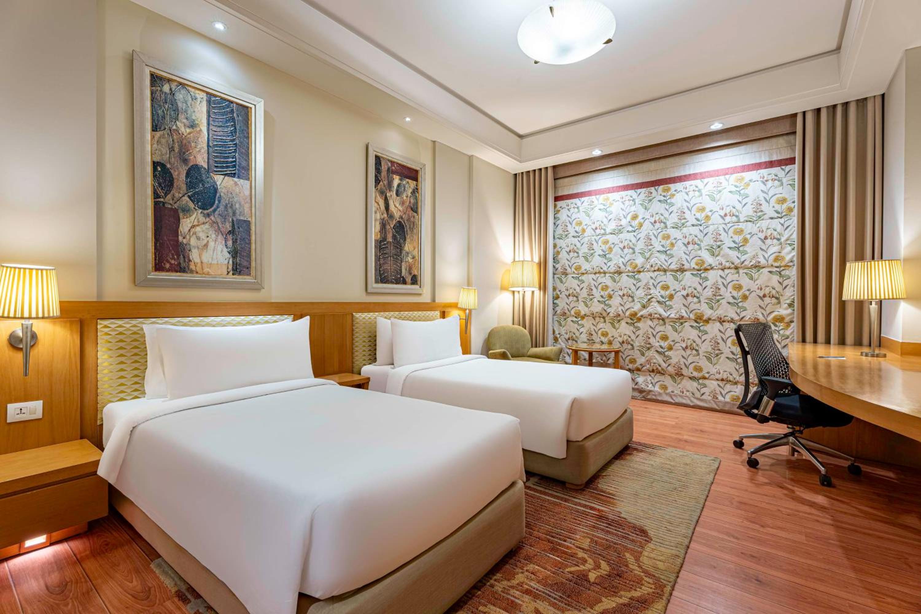 Business Room with Two Way Airport Transfers and 15% discount on Food and Soft beverage  - Photo 9