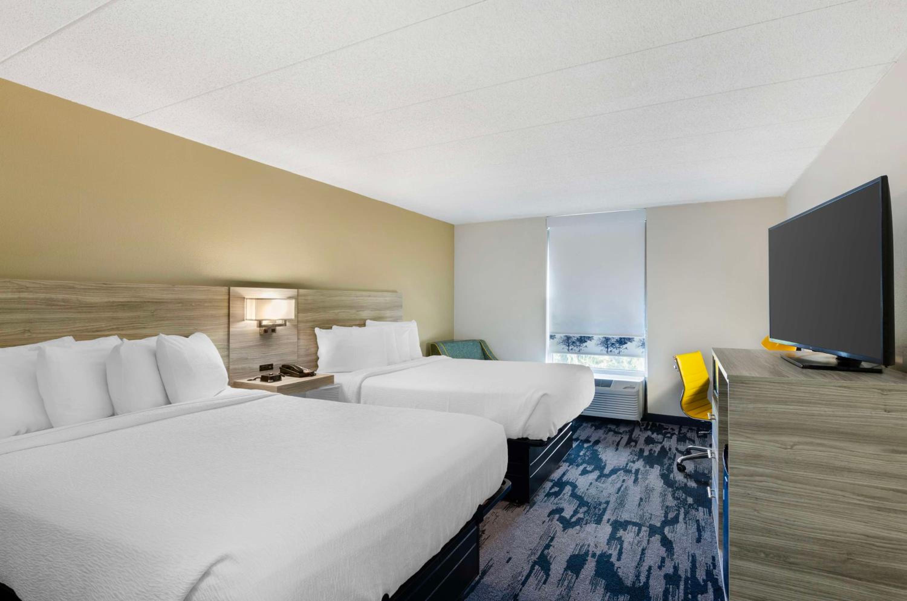 Queen Room with Two Queen Beds - Non-Smoking - Photo 5