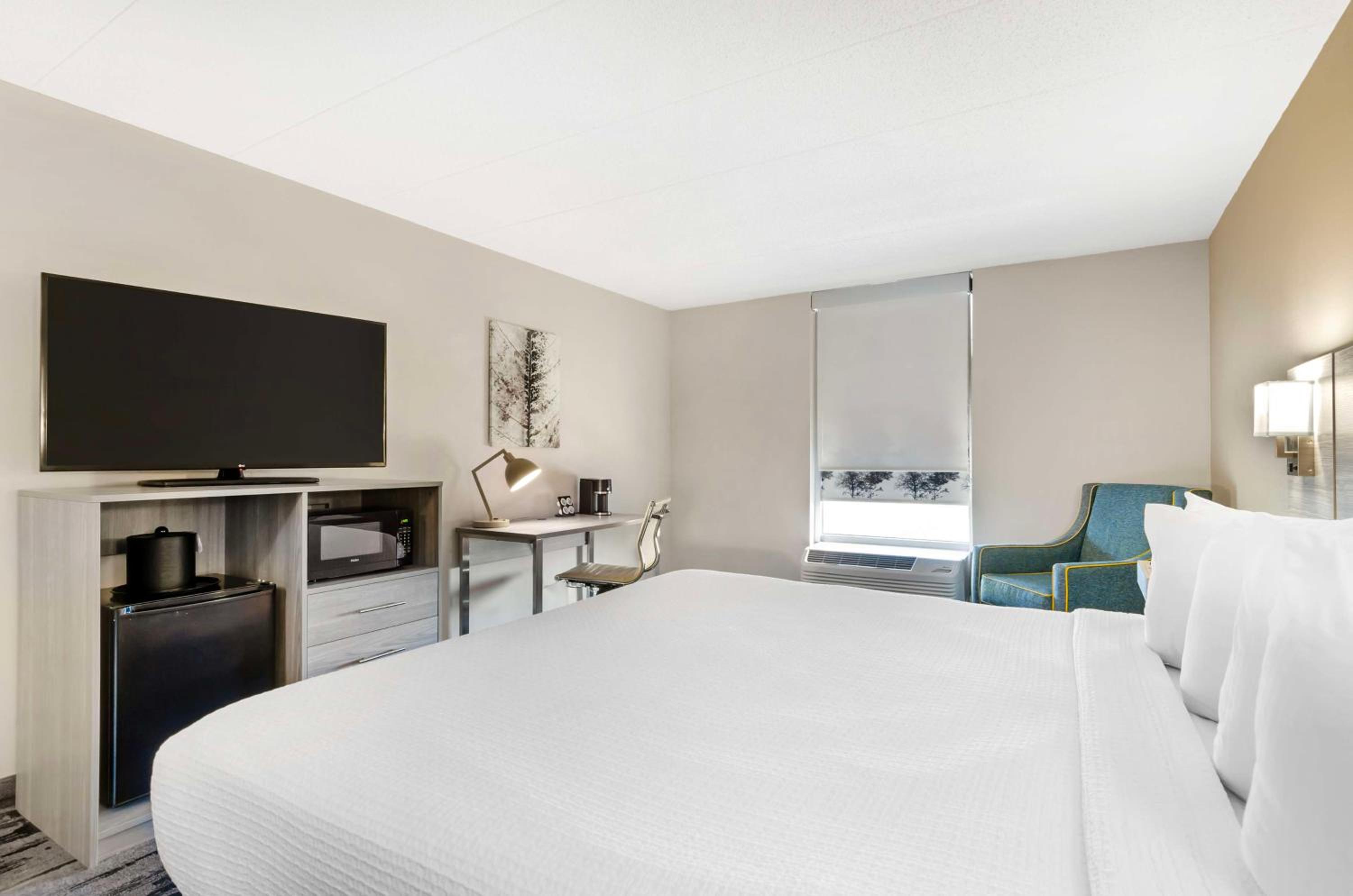 King Room - Non-Smoking - Photo 2