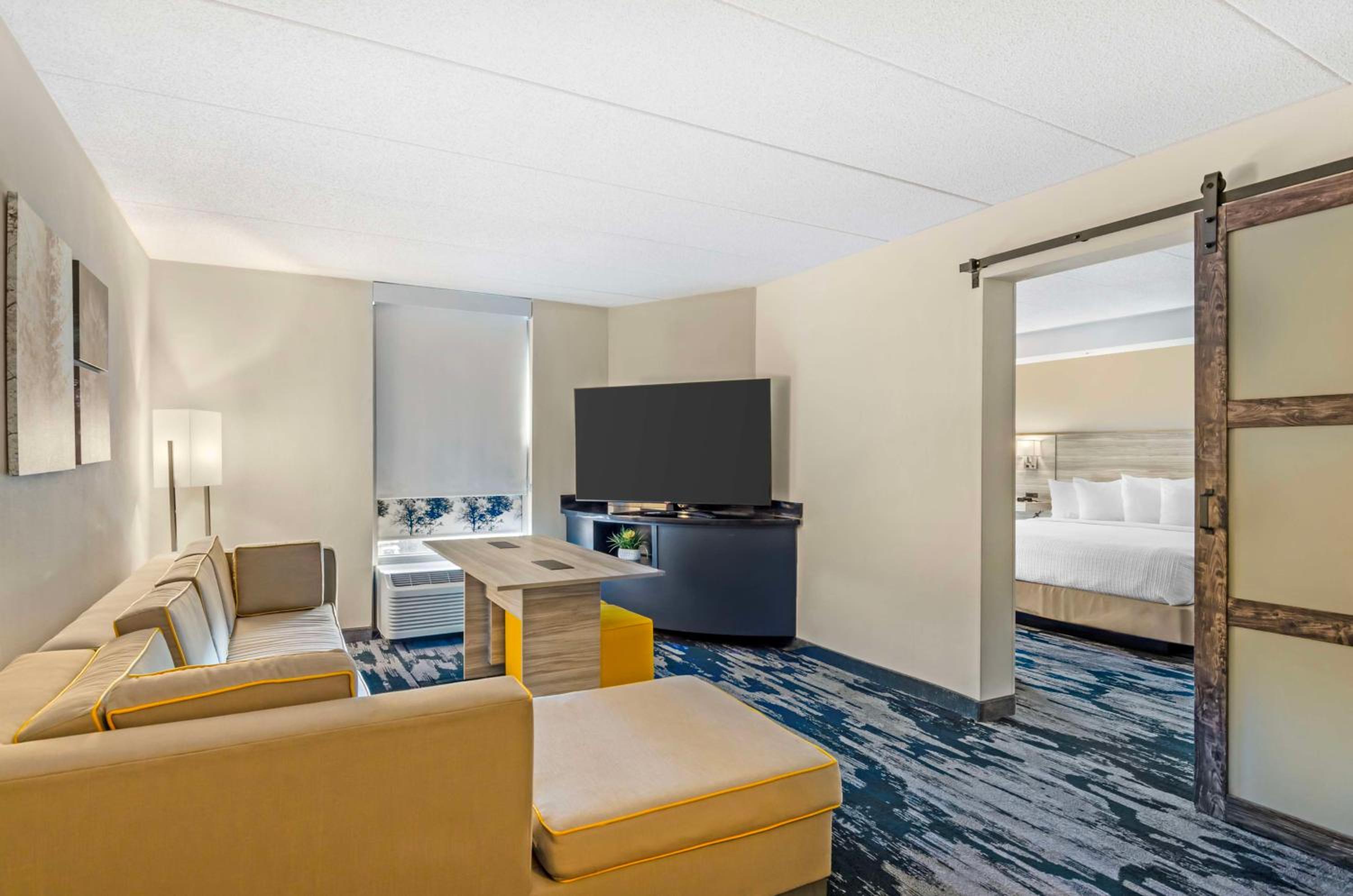 King Suite - Non-Smoking - Photo 5