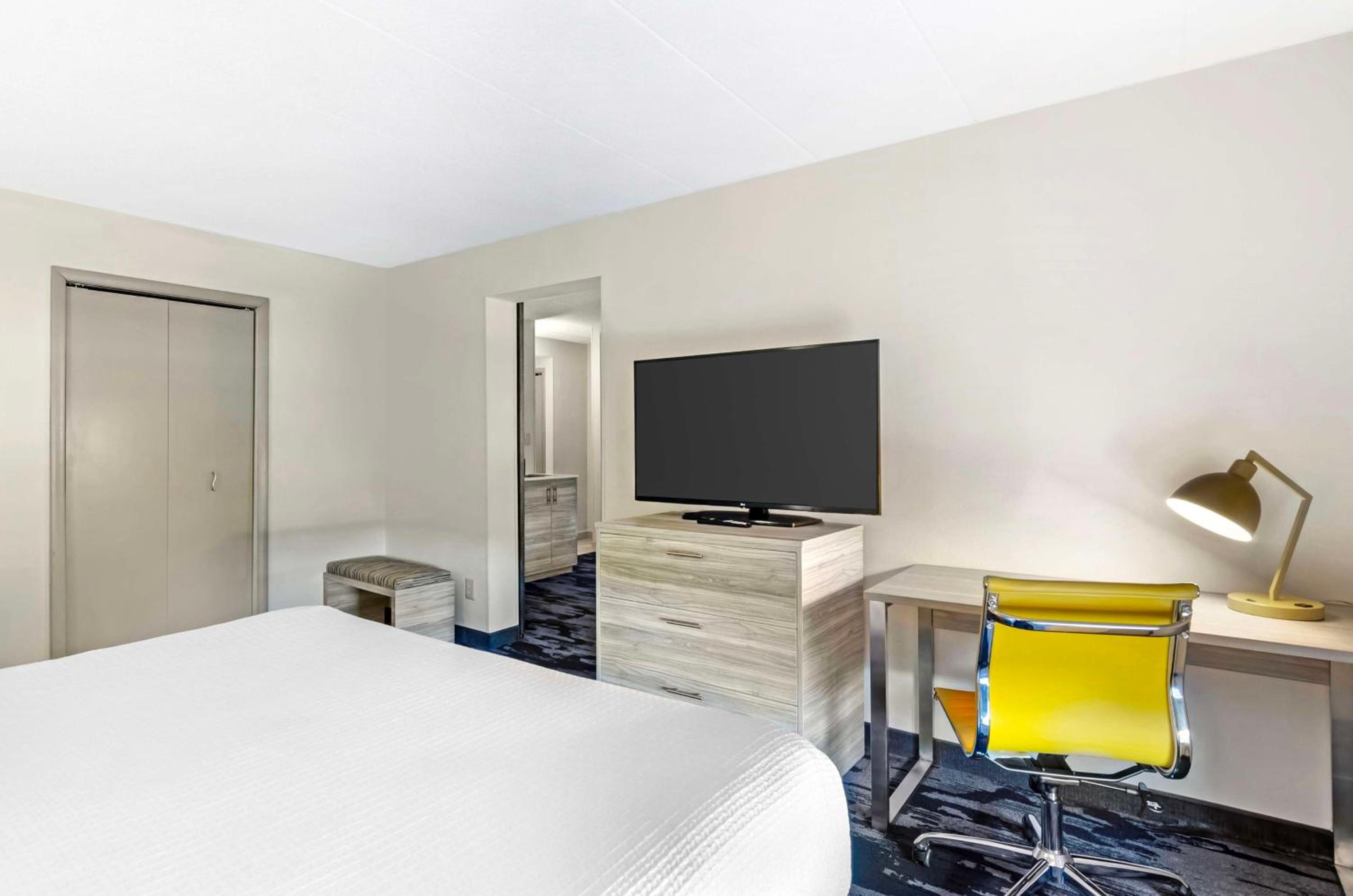 King Suite - Non-Smoking - Photo 1