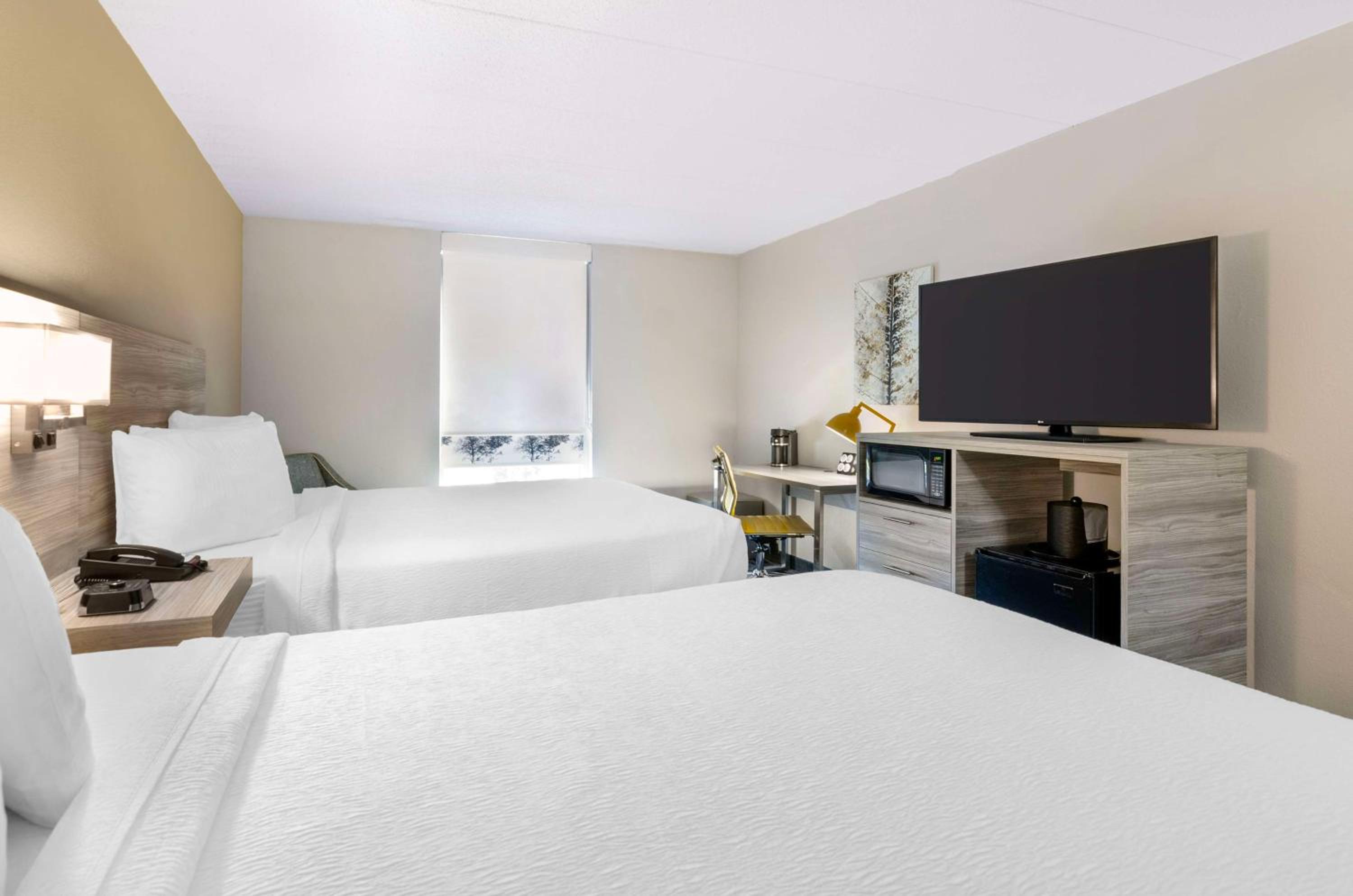 Queen Room with Two Queen Beds - Non-Smoking - Photo 2