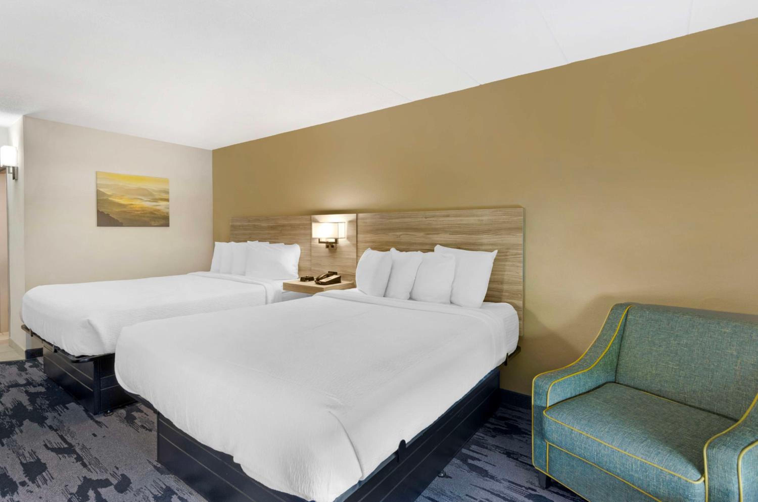 Queen Room with Two Queen Beds - Non-Smoking - Photo 3