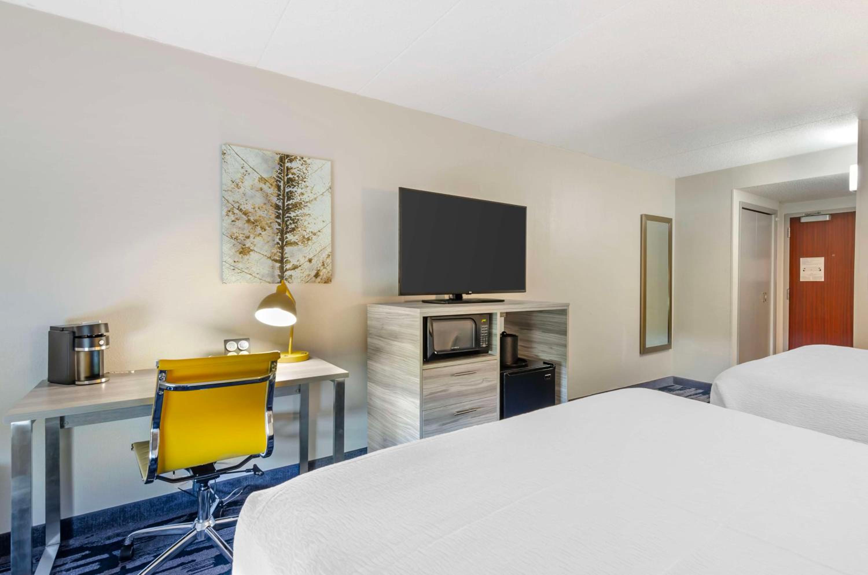 Queen Room with Two Queen Beds - Non-Smoking - Photo 1