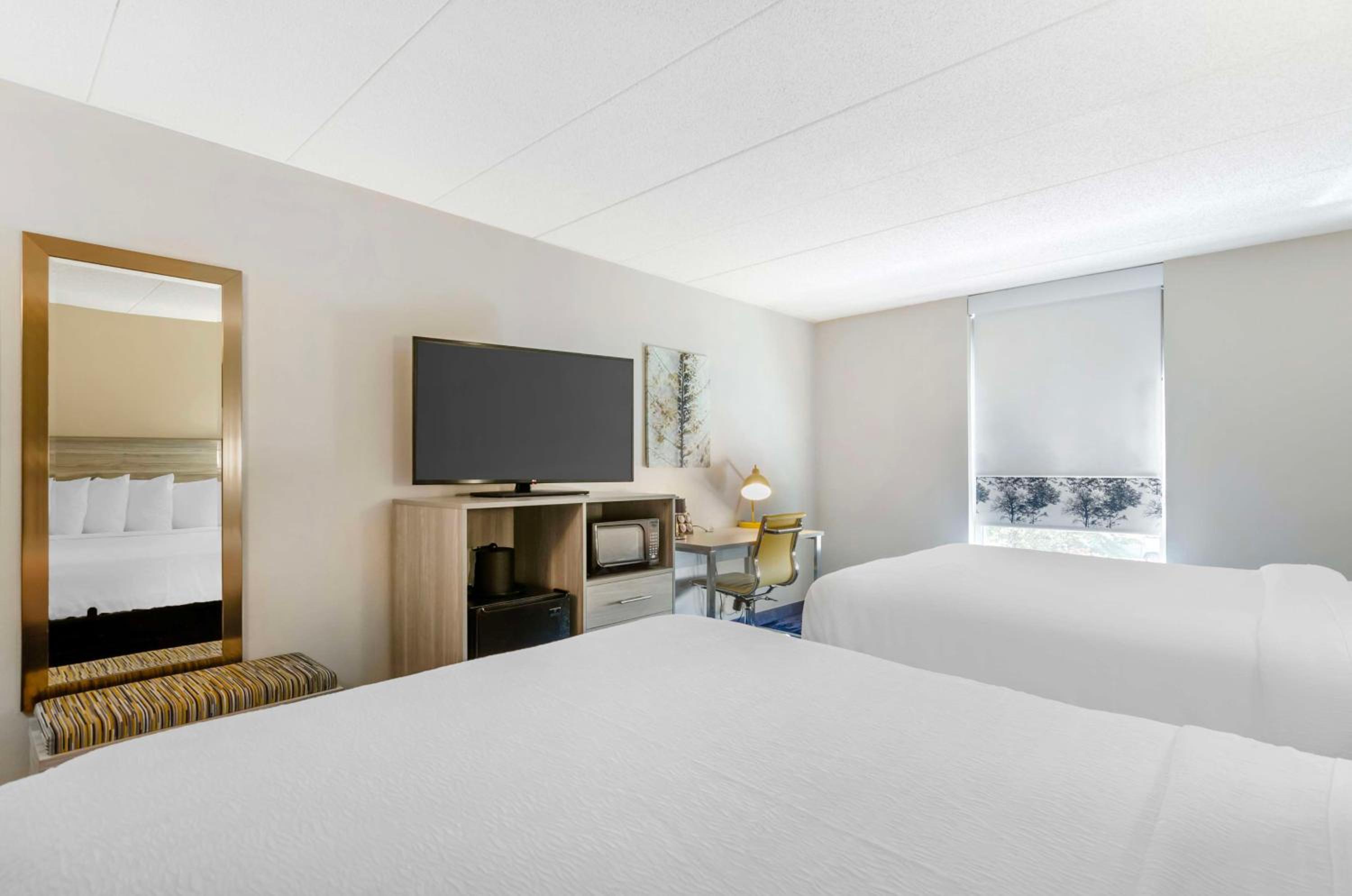 Queen Suite with Two Queen Beds - Photo 1