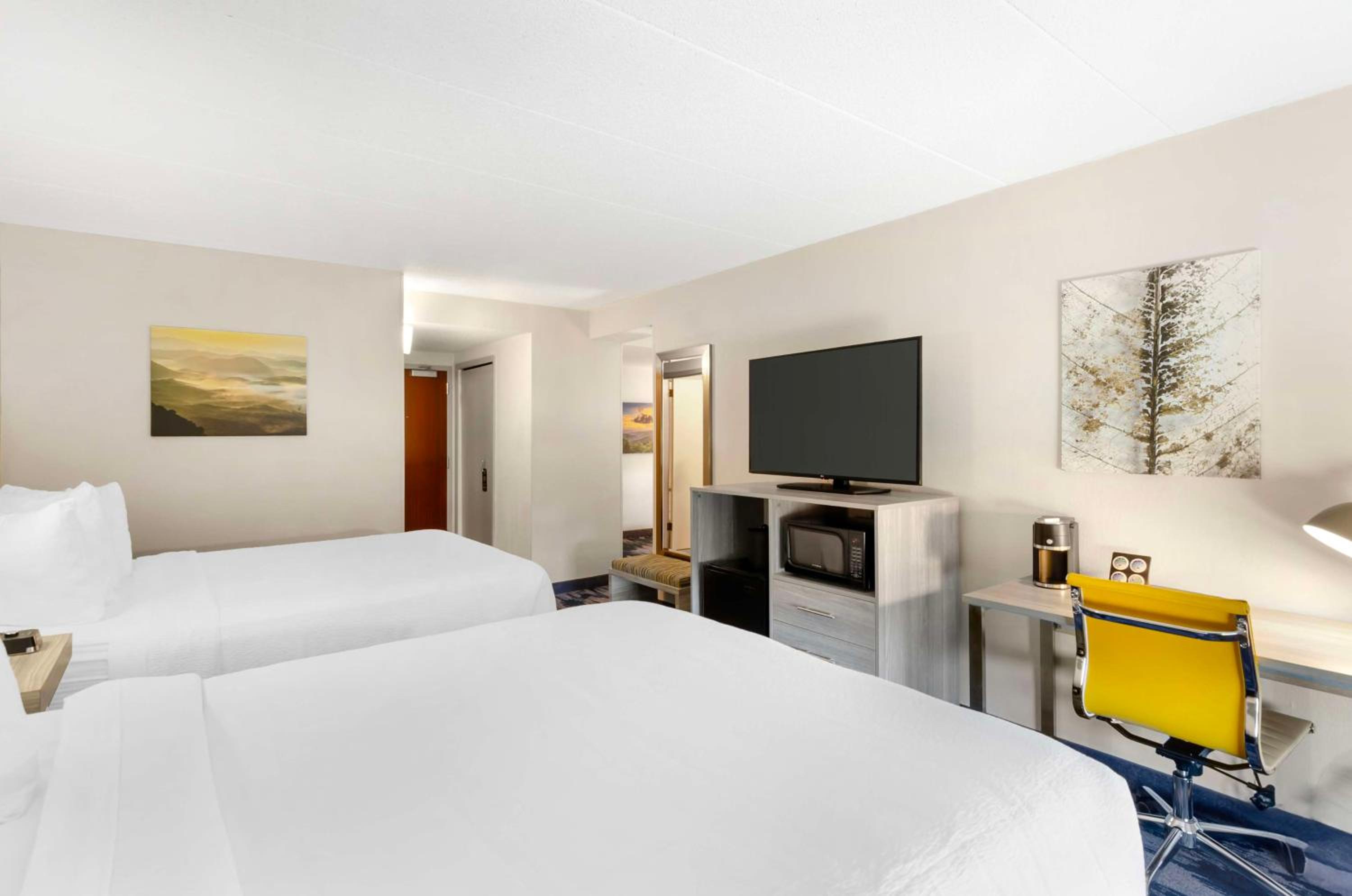 Queen Suite with Two Queen Beds - Photo 5
