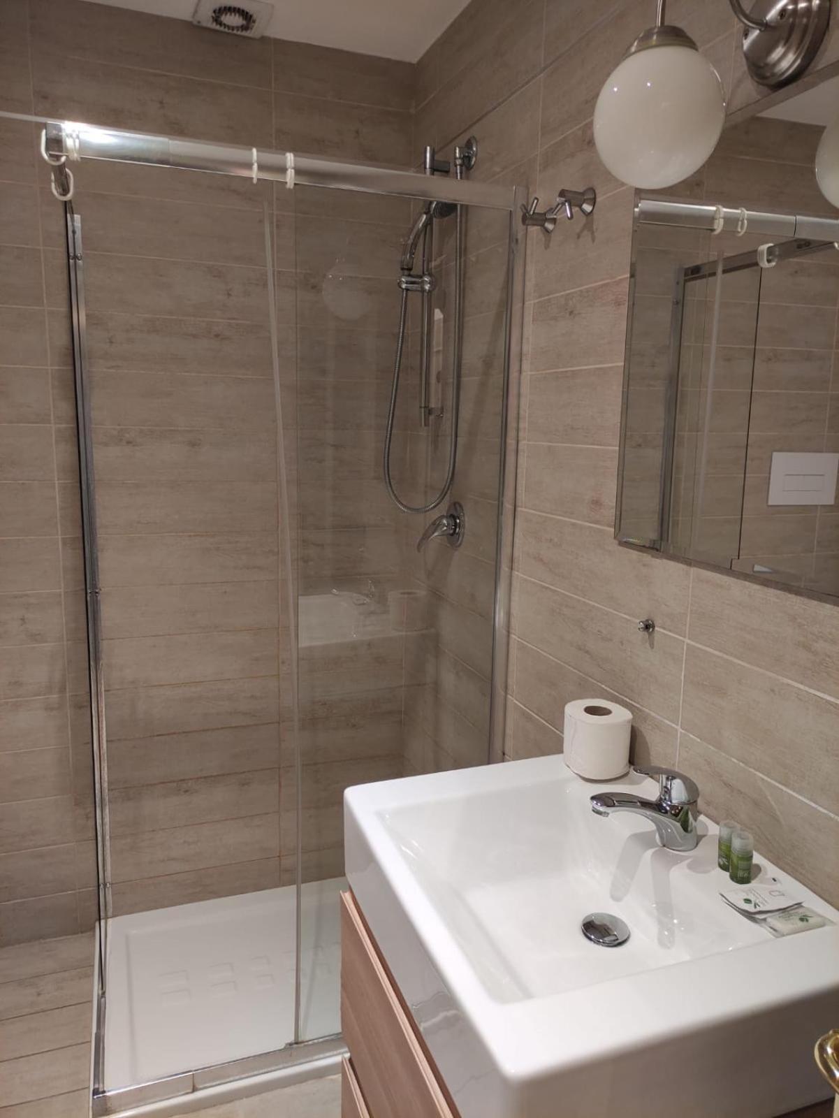 Double Room with Private Bathroom - Photo 7