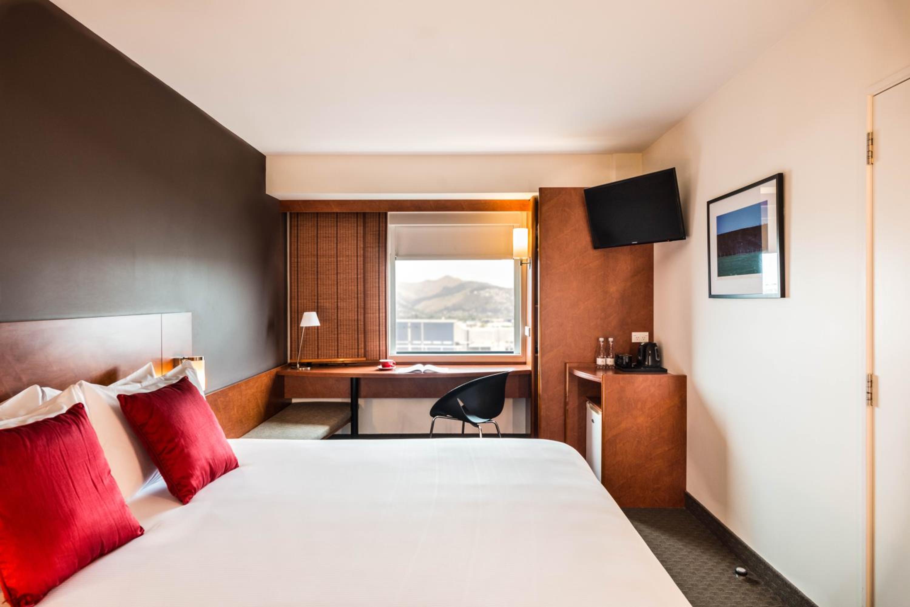 Ibis Plus King Room - Photo 4