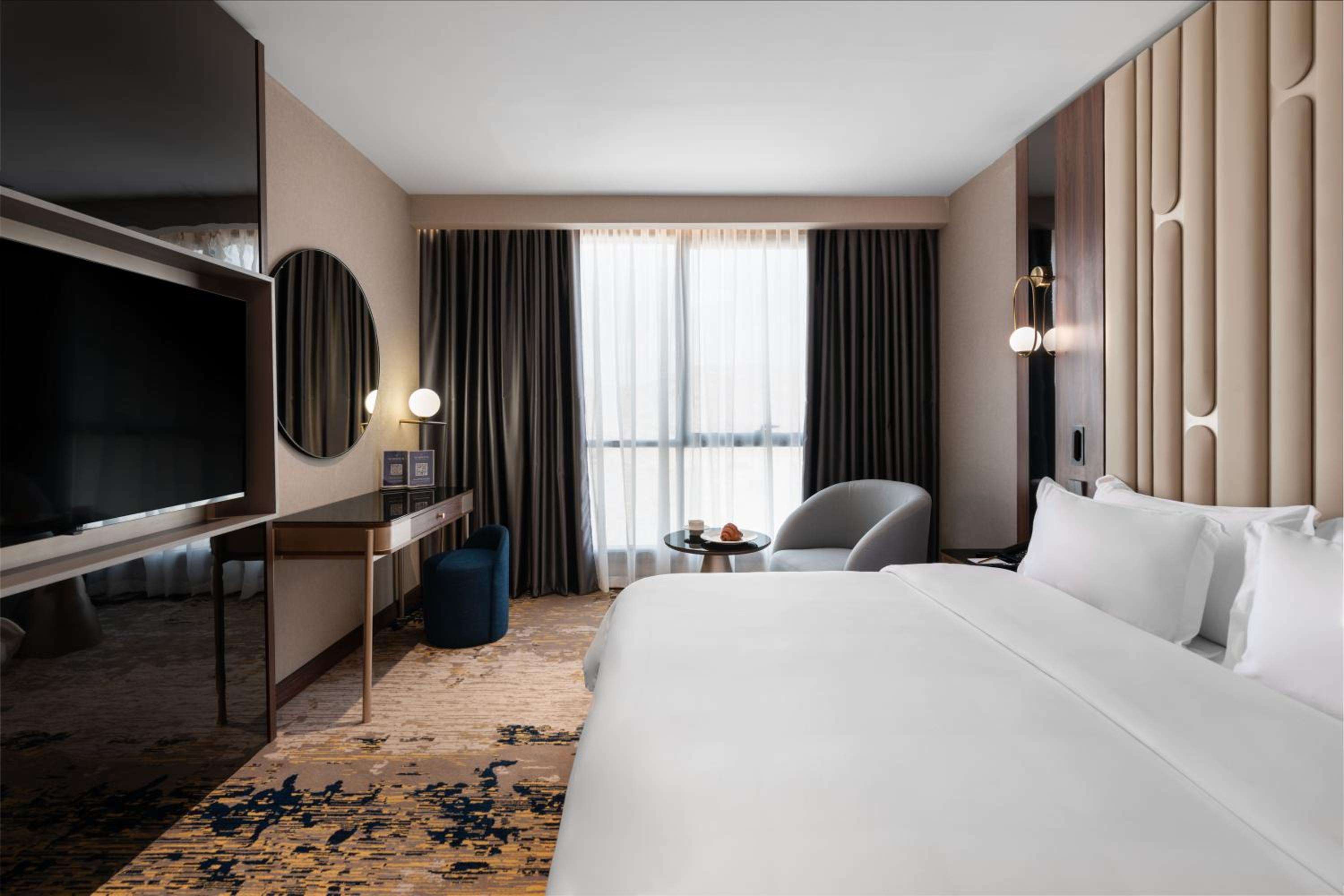 Deluxe King Room - Photo 3