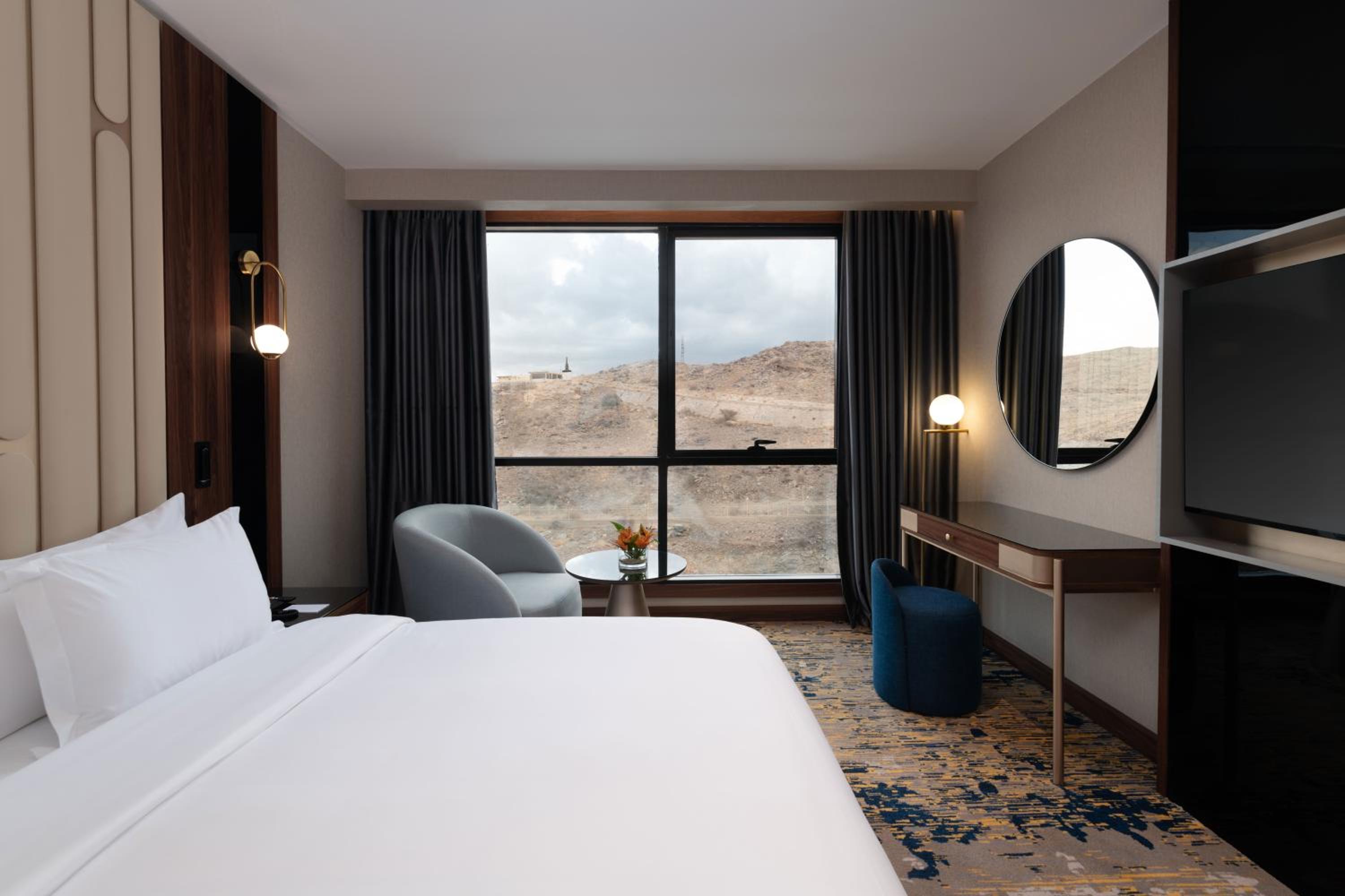 Deluxe King Room - Photo 4