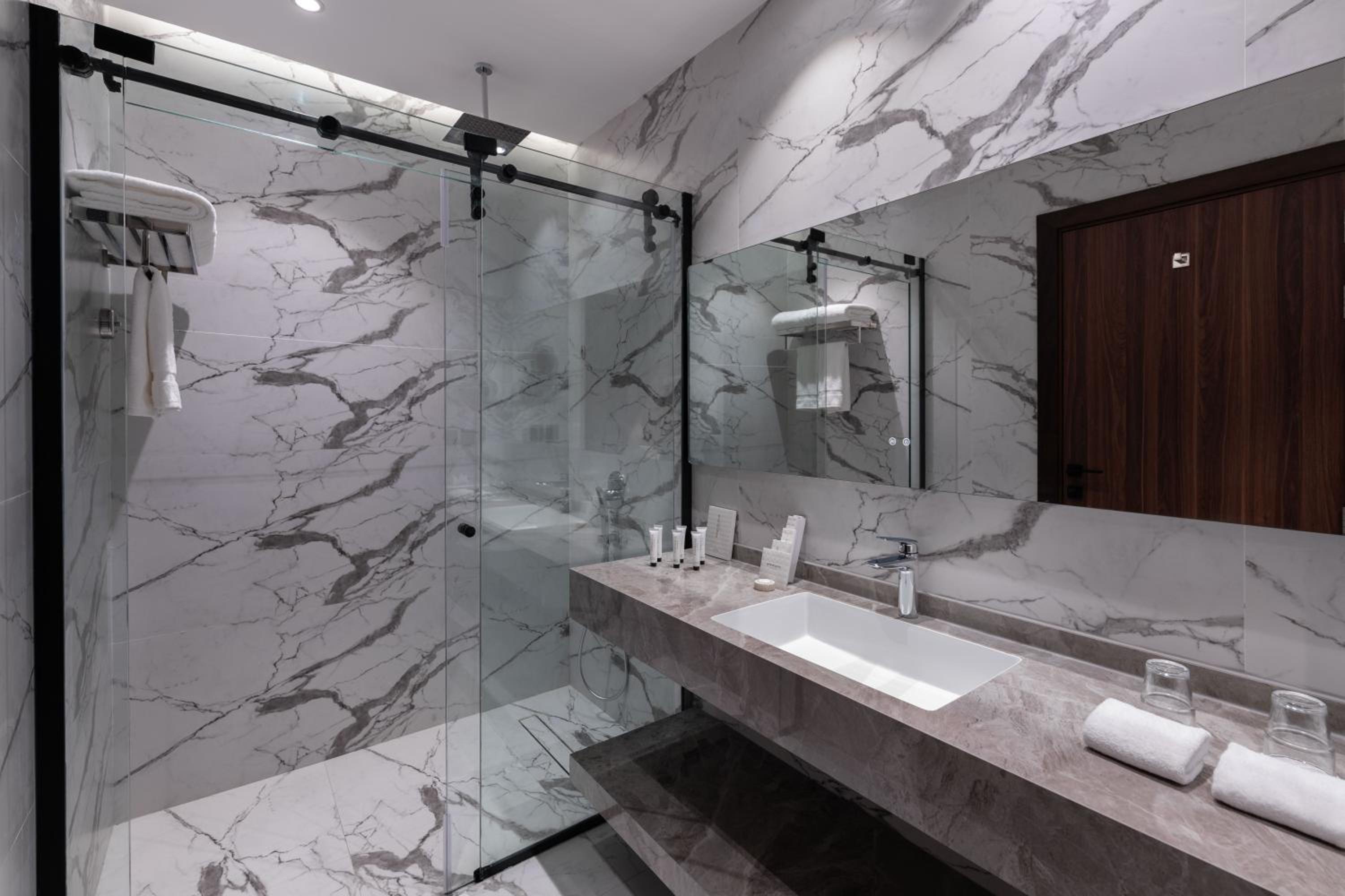 Deluxe King Room - Photo 2