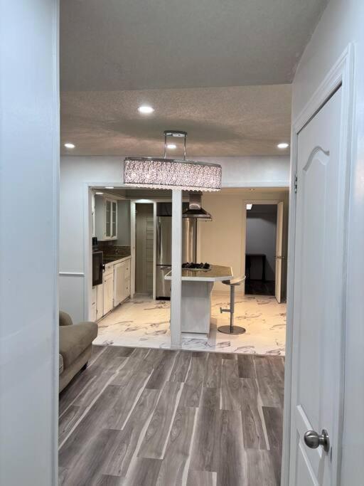 Five-Bedroom House photo 2