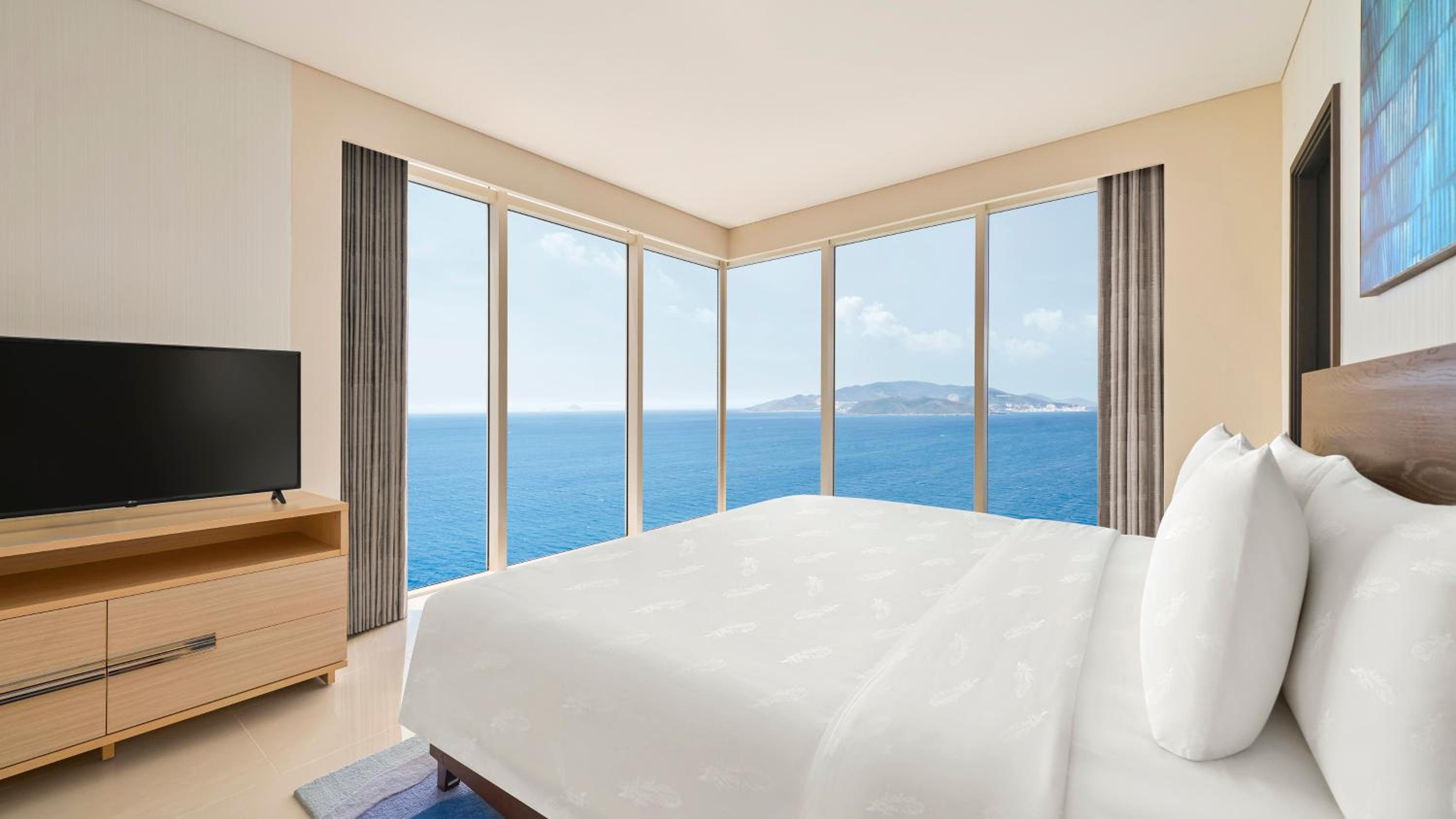 Two-Bedroom Suite with One King Bed, Two Single Beds and Ocean View photo 1