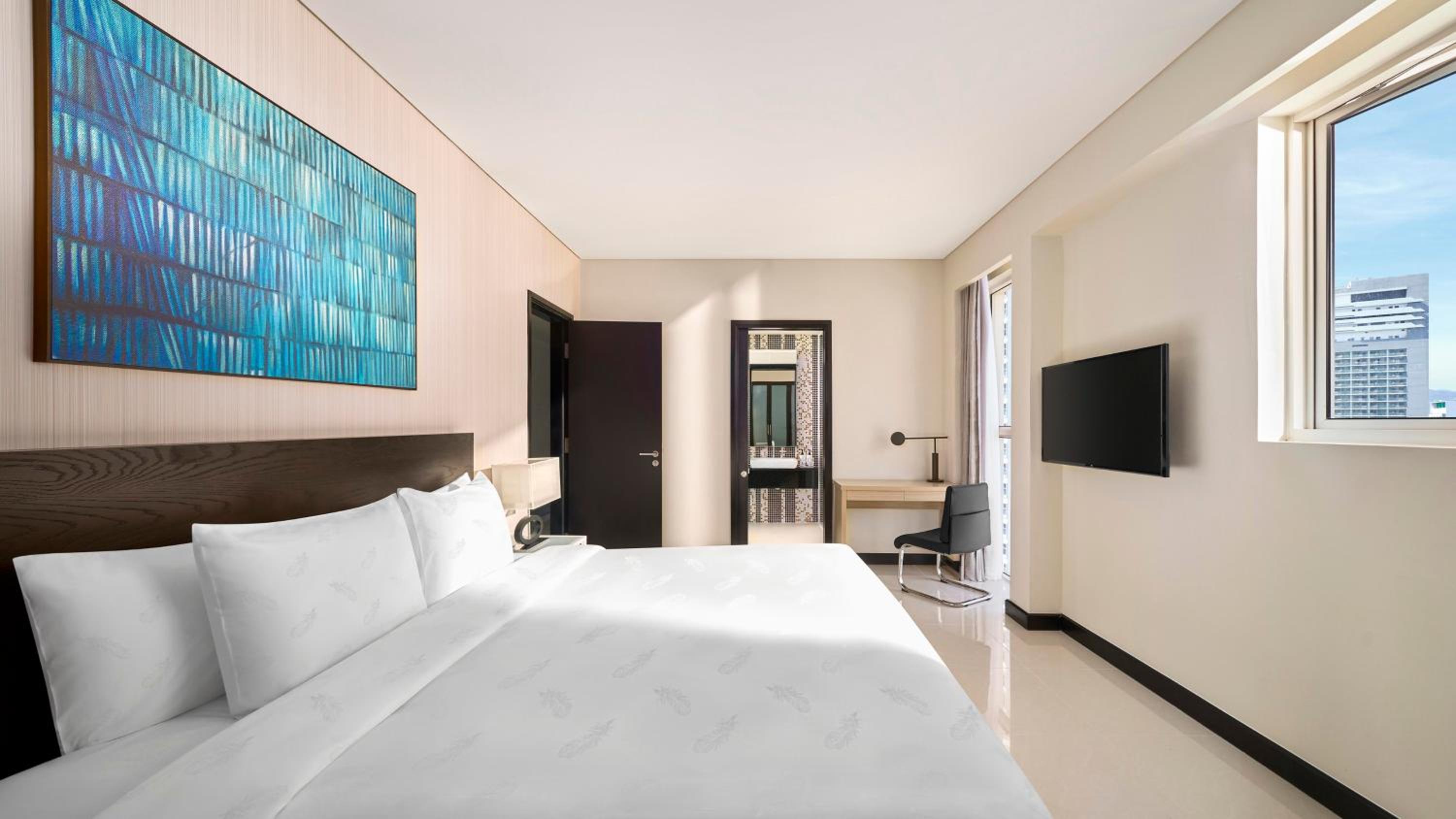 Two-Bedroom Suite with One King Bed and One Bunk Bed photo 3
