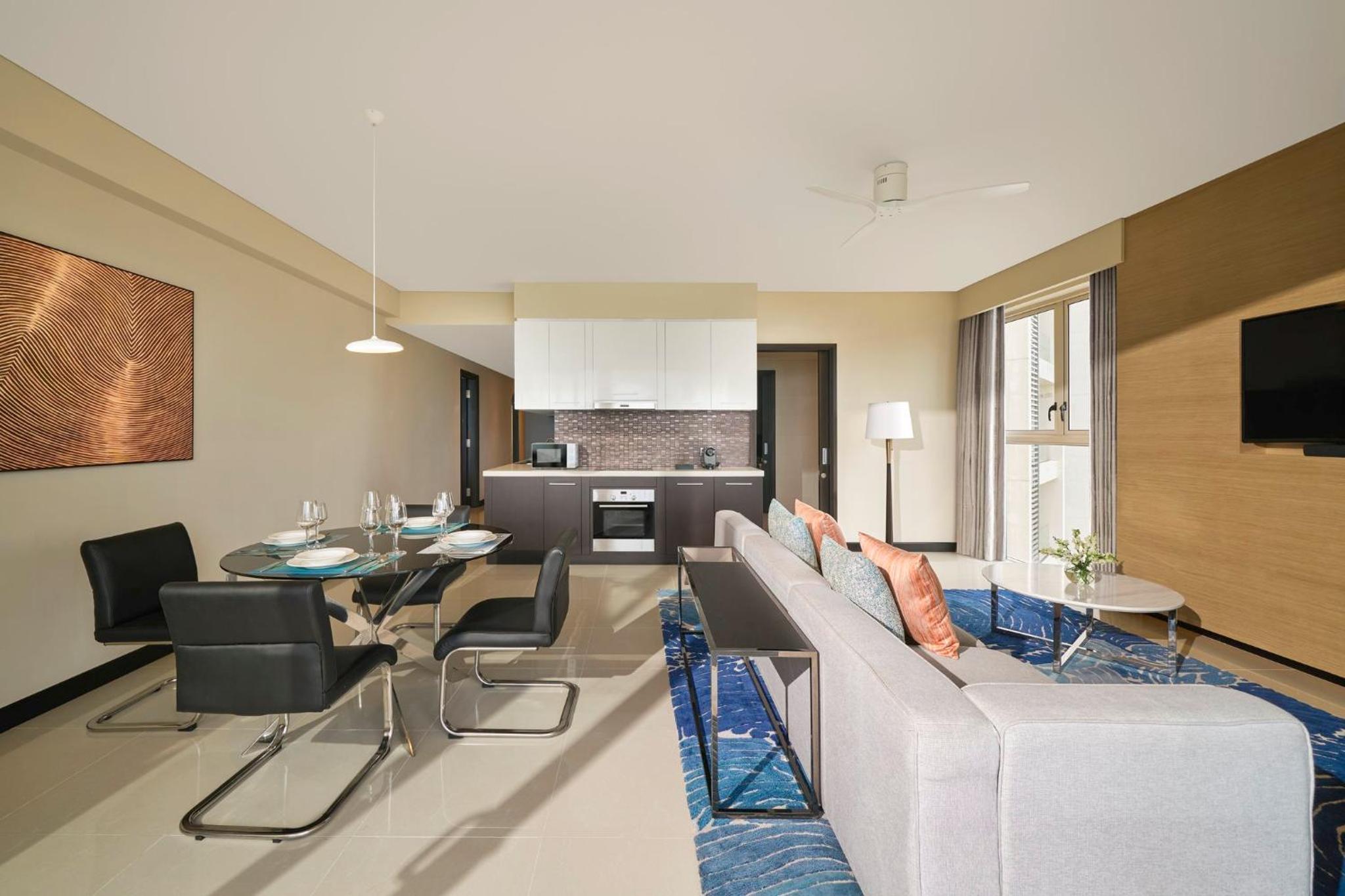 Two-Bedroom Suite with One King Bed, Two Single Beds and Ocean View photo 2