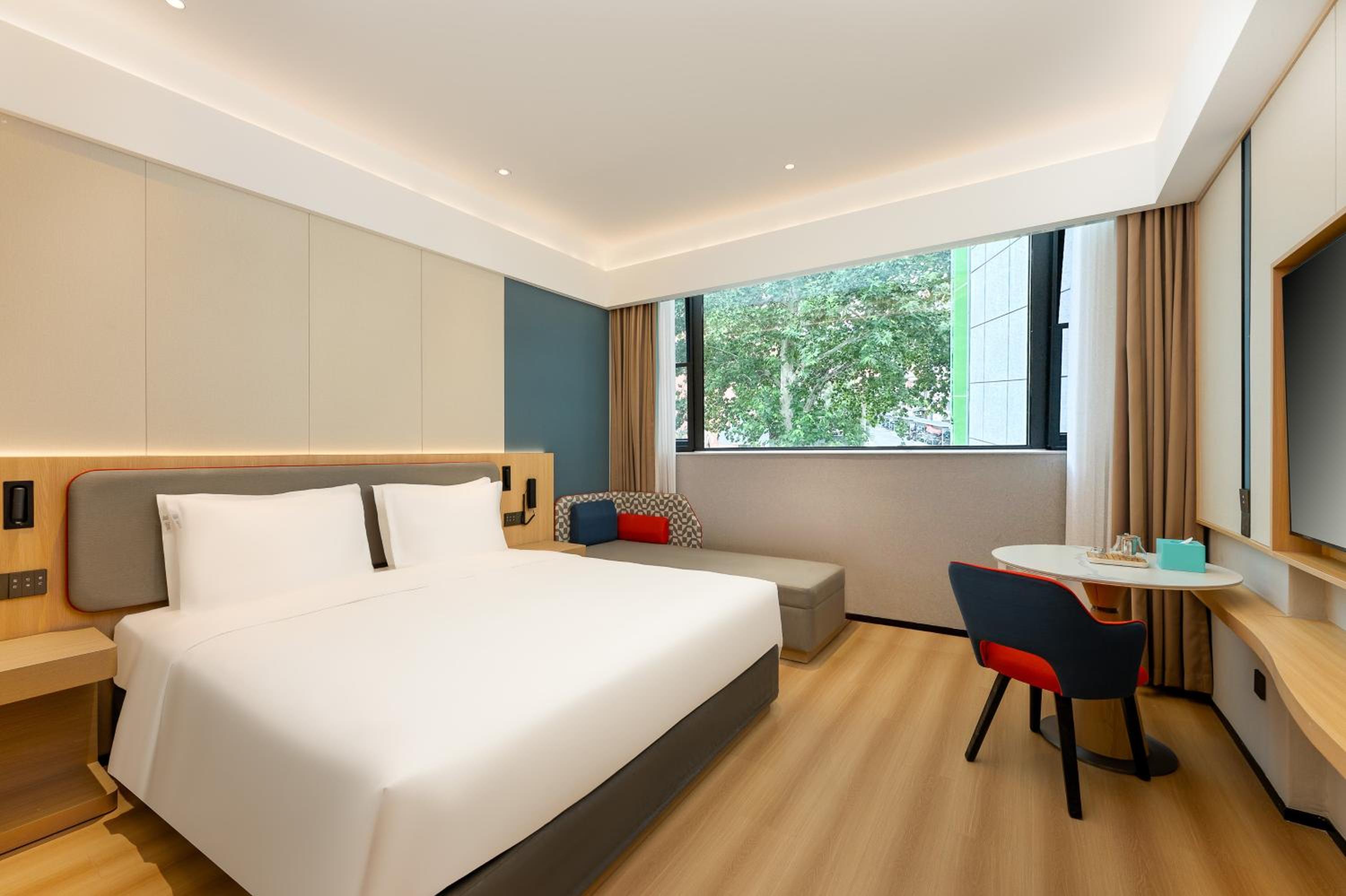 Standard King Room with City View