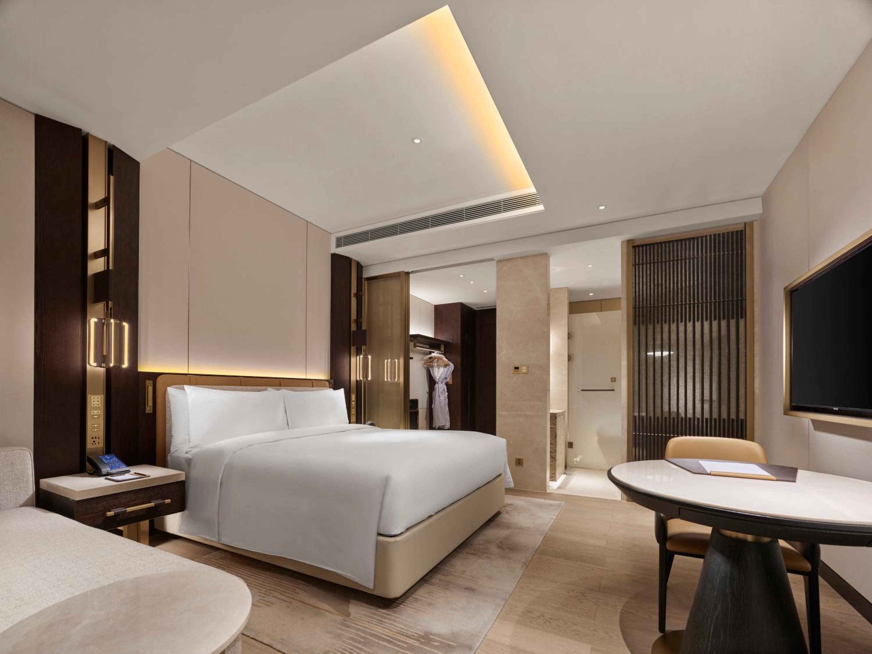 King Guest Room - Photo 4