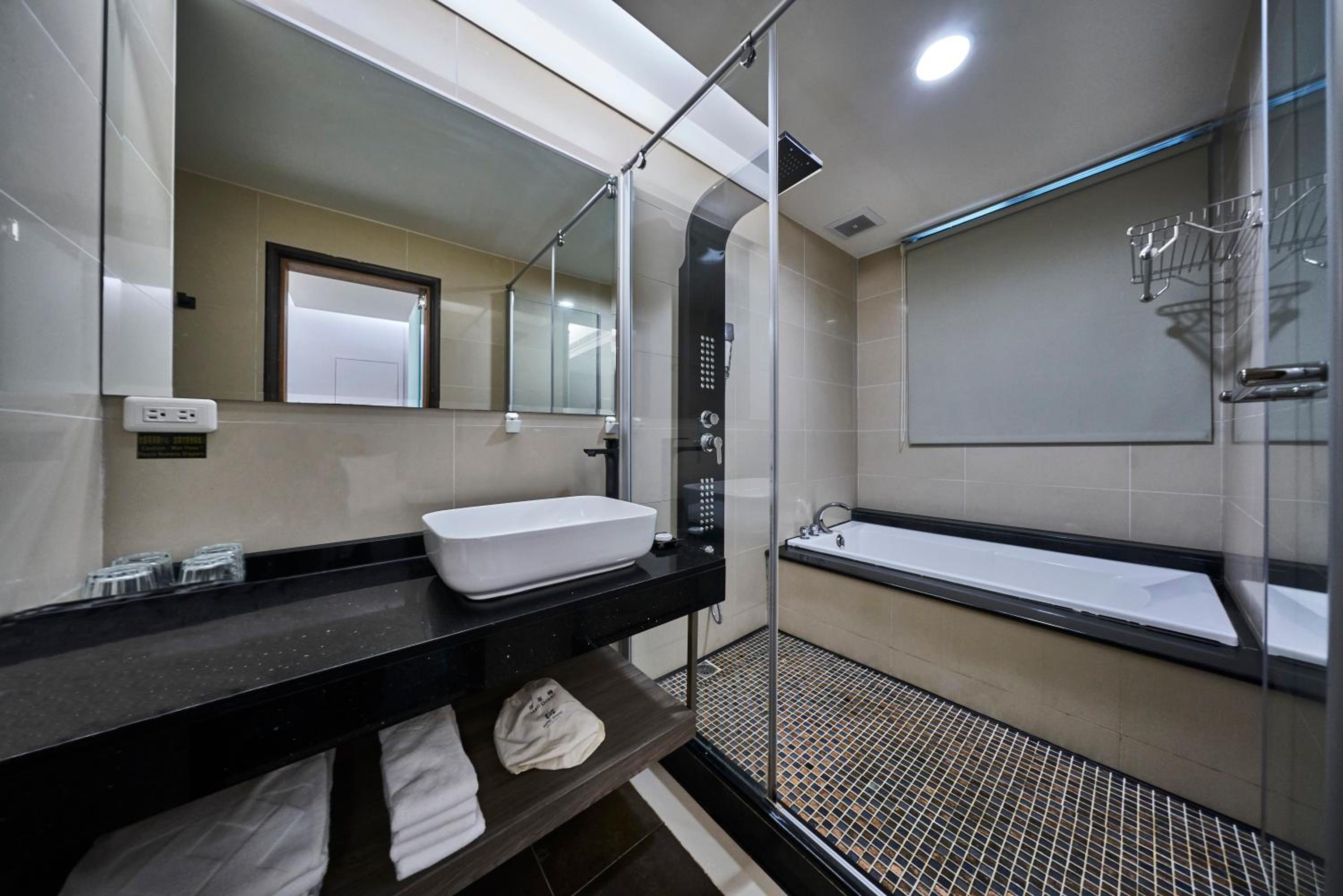 Deluxe Suite (1 King Bed) - Photo 7