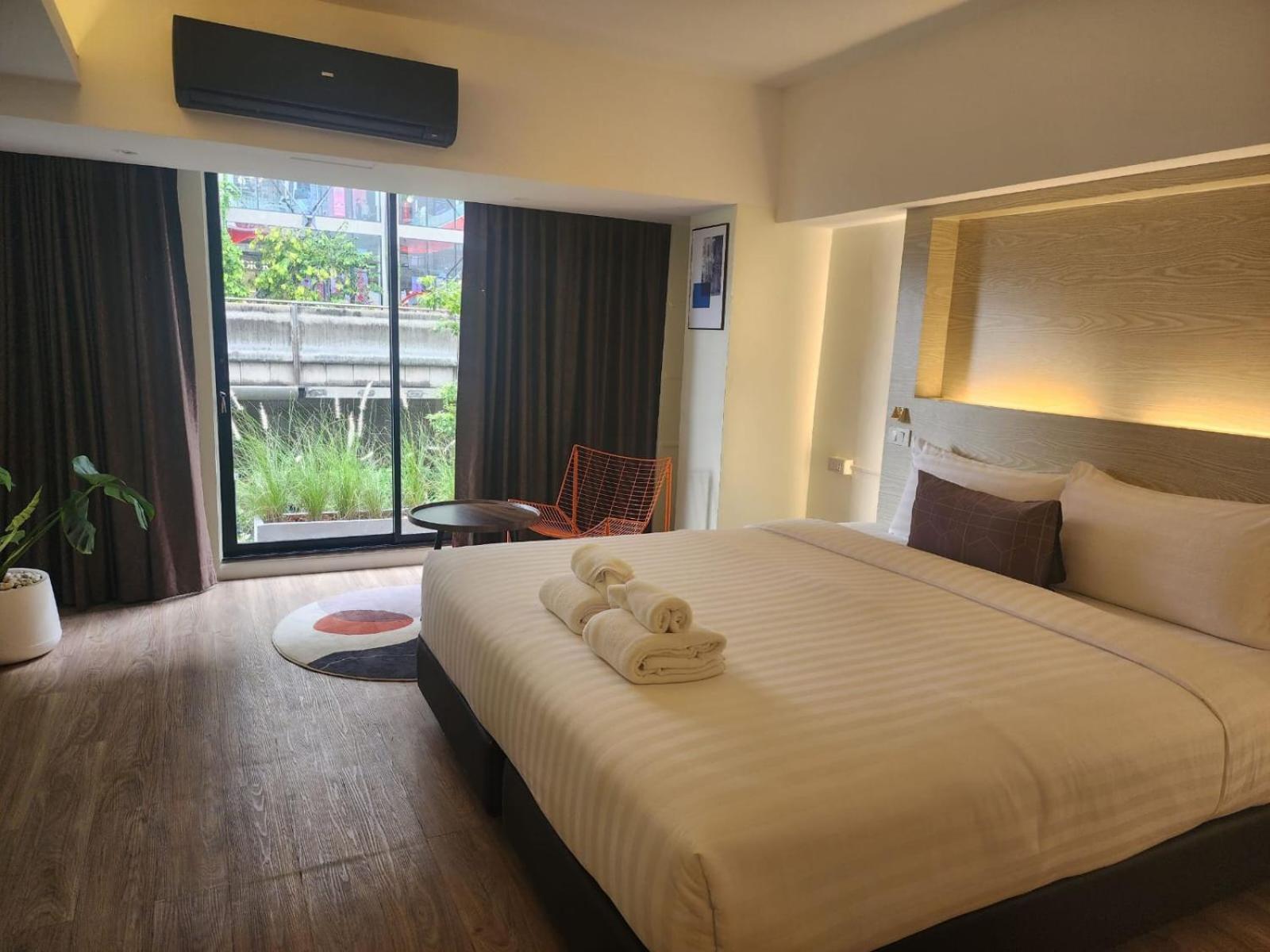 Deluxe Room with City View photo 2