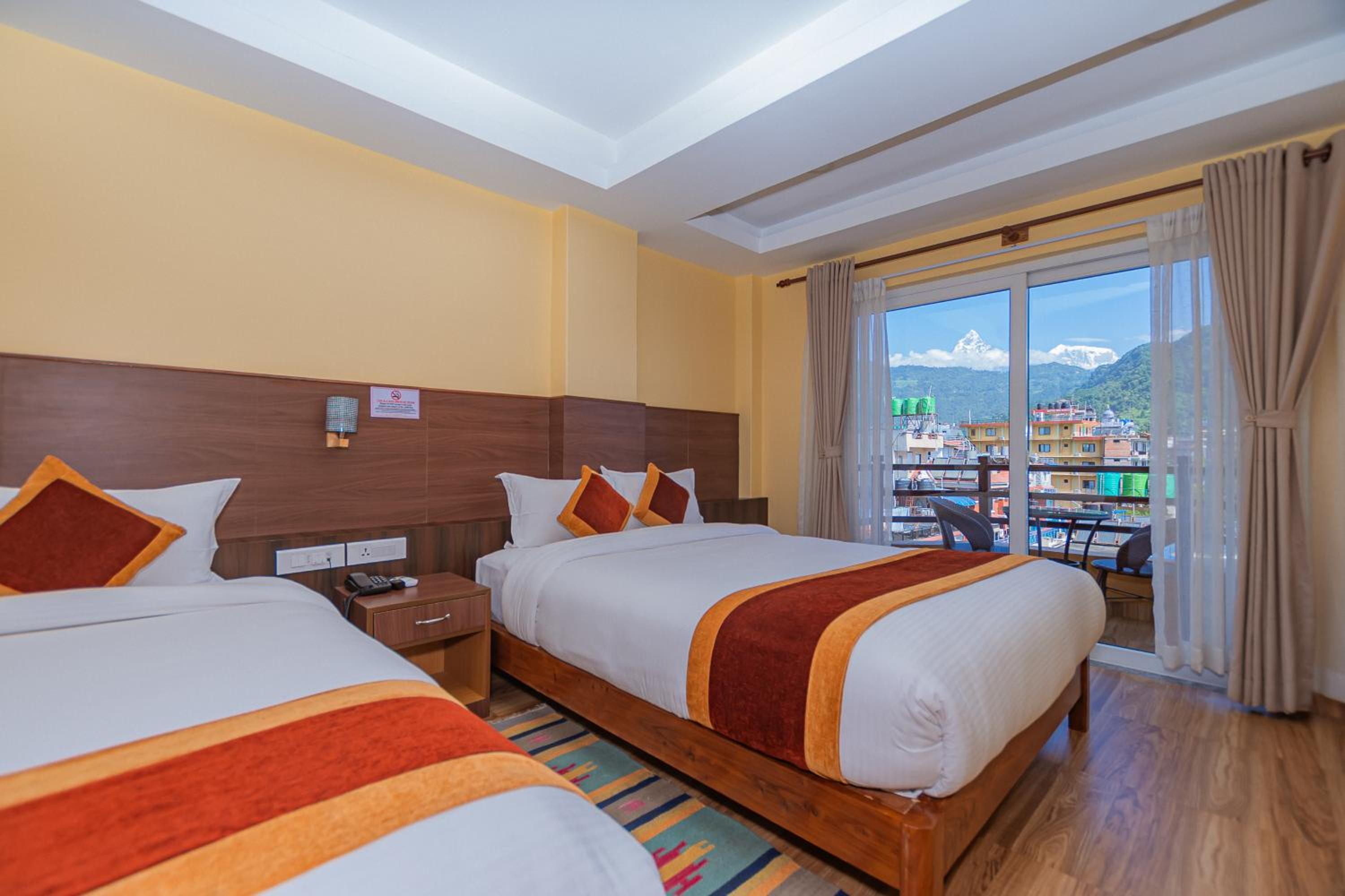 Apartment with Mountain View