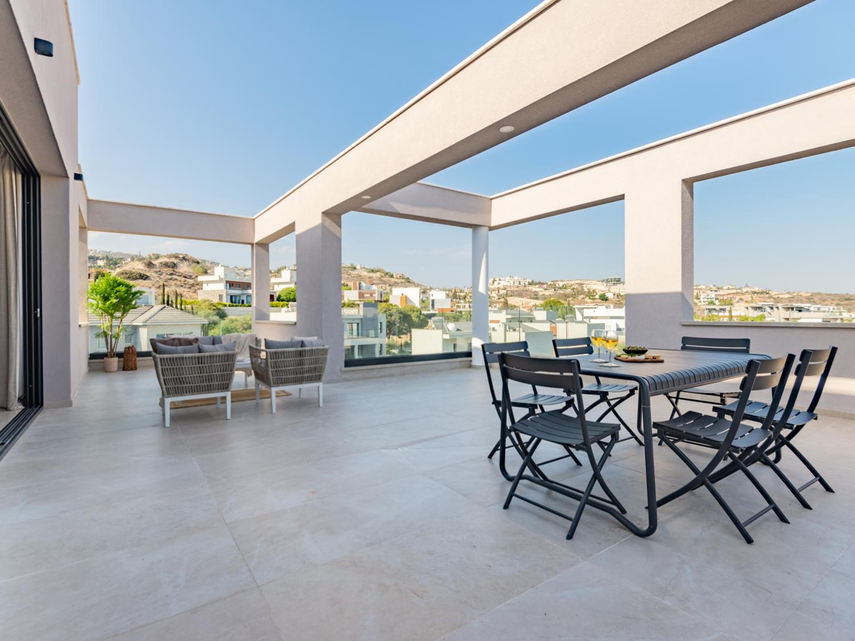 Three-Bedroom Apartment With Terrace photo 3