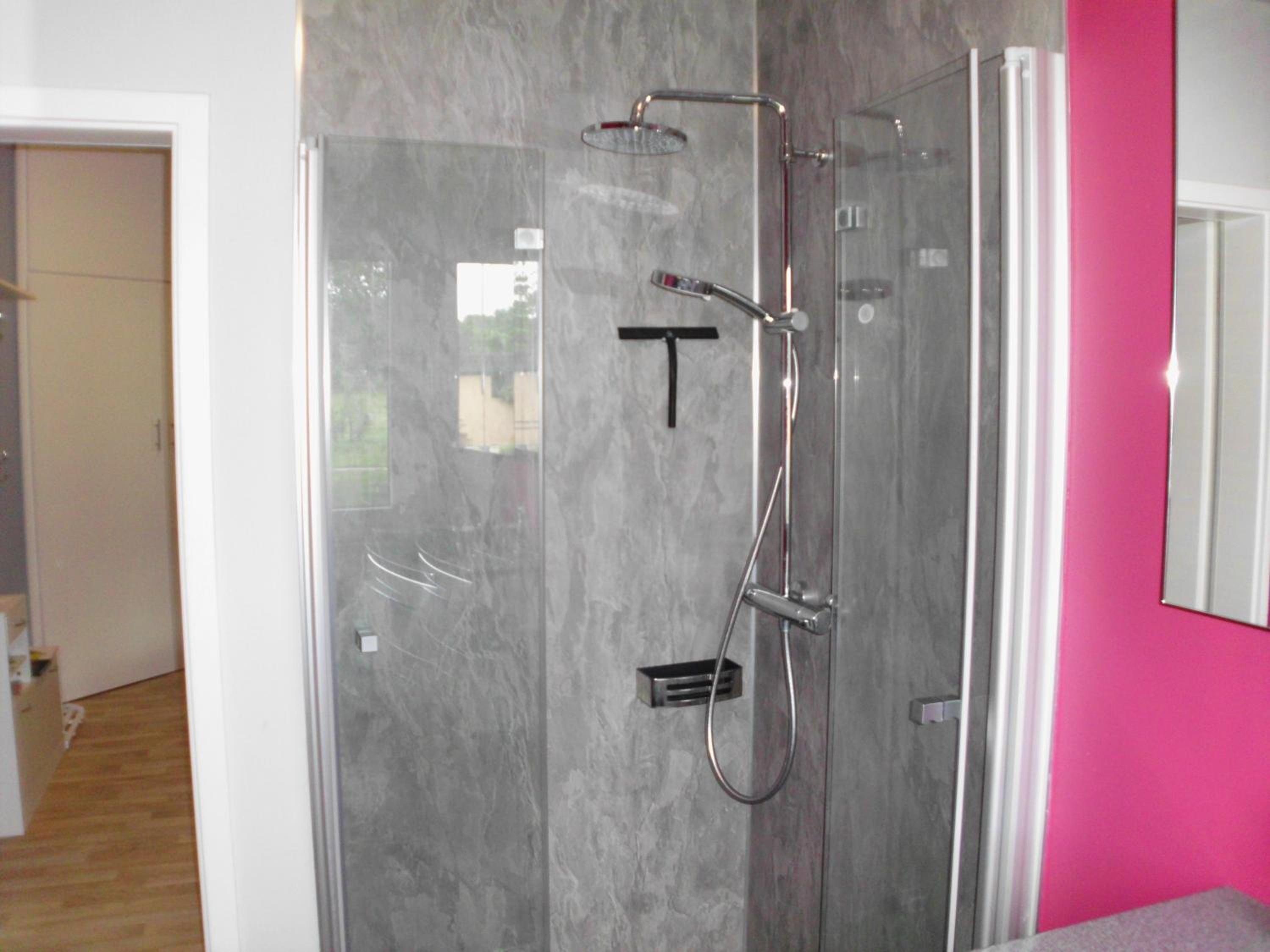 Two-Bedroom Apartment with Shower  photo 3