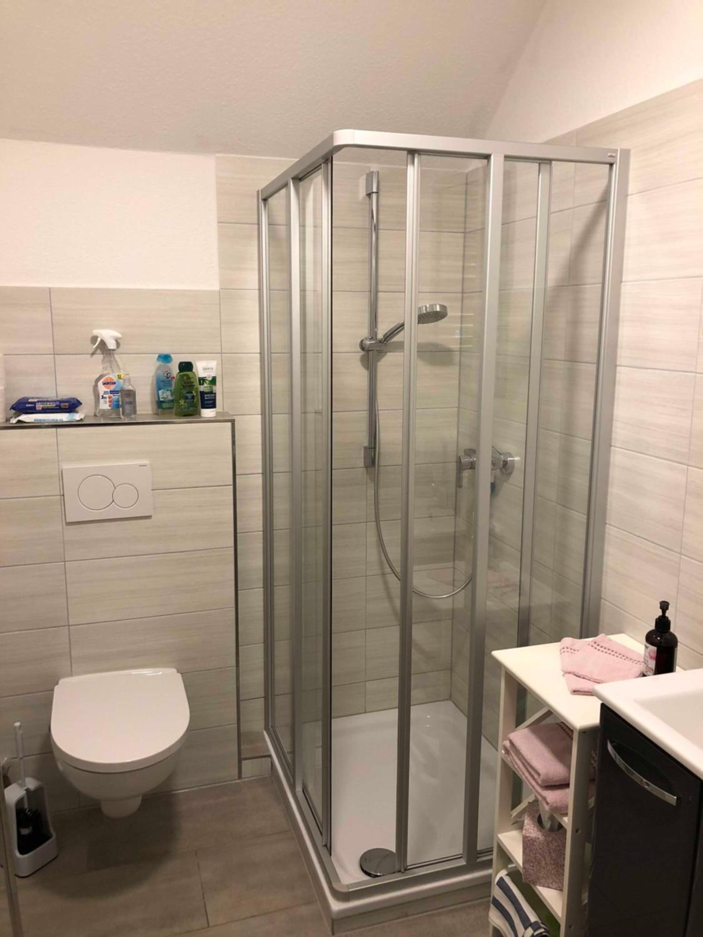 One-Bedroom Apartment with Shower photo 2