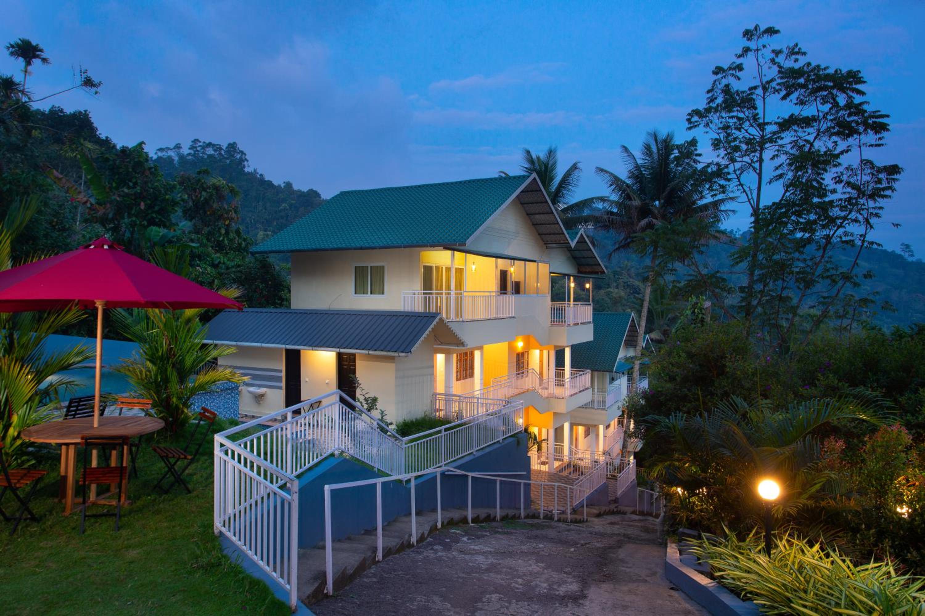 Deluxe Double Room (2 Adults + 1 Child) photo 1